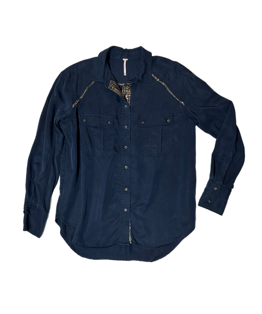 Free PeopleThis Free People midnight blue blouse is the perfect choice for an evening look with a twist! The tencel fabric is soft and light, while the shimmer trim provides a ShirtFree People Midnight Blue Button Front Blouse with Shimmer TrimFree People Midnight Blue Button Front Blouse