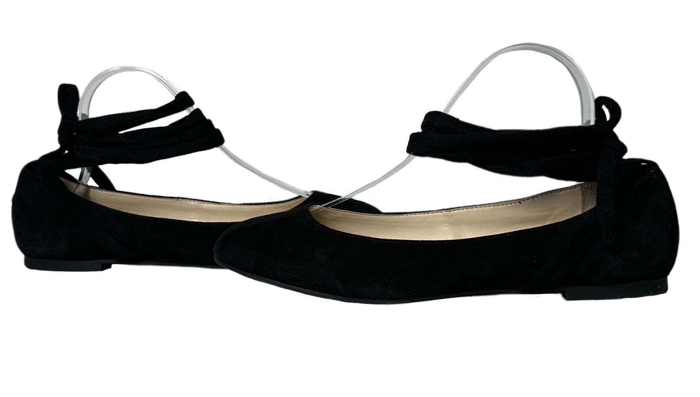 Jessica Simpson Black Suede Lace Up Ballerina Flats offer a classic style with a modern edge. Crafted from luxury suede, featuring a round toe and lace up designShoesJessica Simpson Black Suede Lace Up Ballerina FlatsJessica Simpson Black Suede Lace