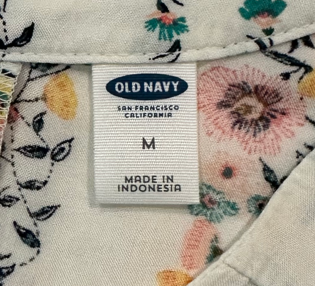 Old NavyLook blooming fabulous in this Old Navy floral stripe sleeveless v-neck shirt! It's semi-sheer white fabric adorned with floral stripes will have you looking like yoShirtOld Navy Floral Stripe Sleeveless V-neck ShirtNavy Floral Stripe Sleeveless