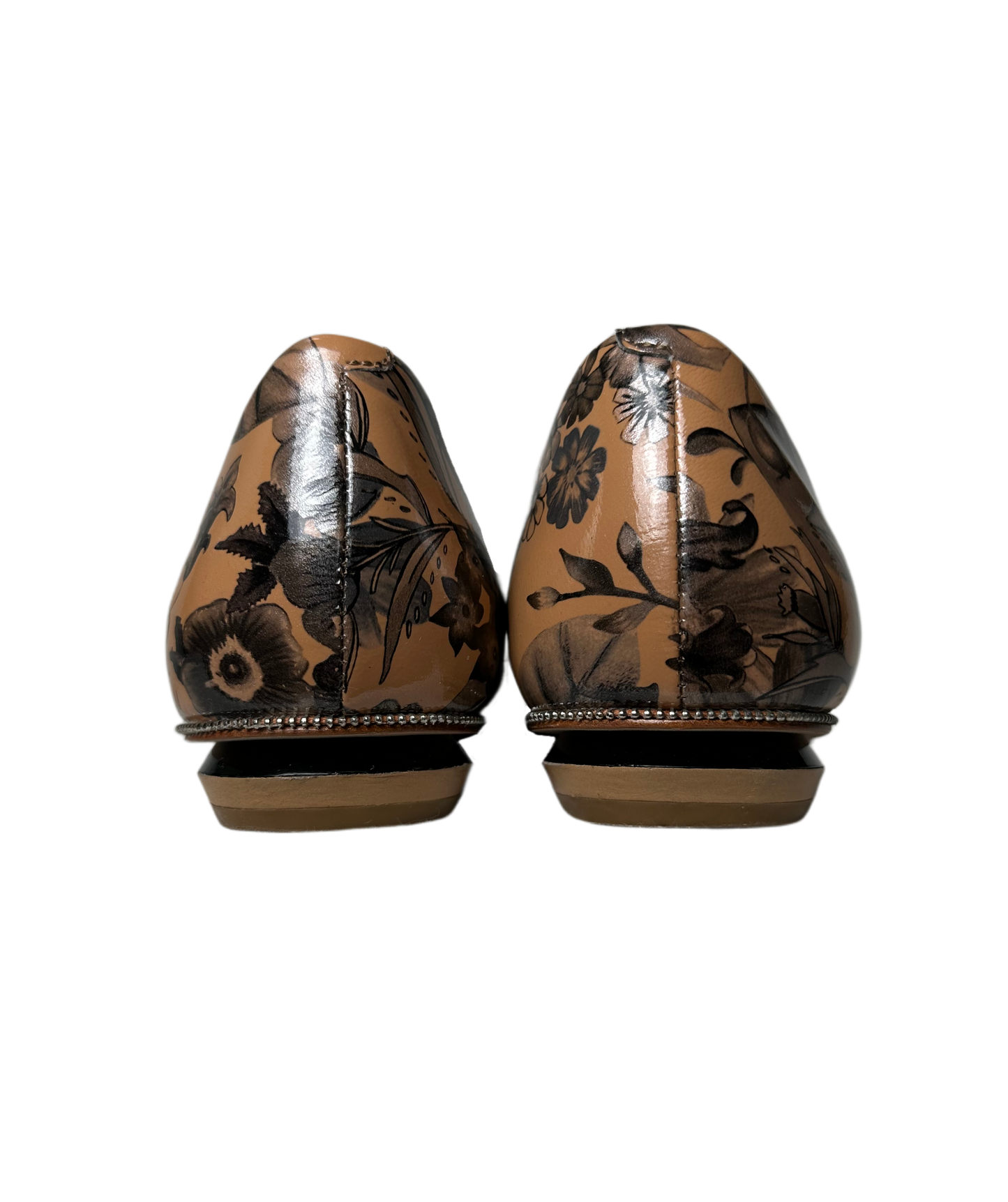 Carolinna EspinozaStep out in style with these Carolinna Espinosa peach floral flats. Expertly crafted with a beautiful floral print and silver beading on the edging, these flats boasShoesCarolinna Espinosa Peach Floral FlatsCarolinna Espinosa Peach Floral Flats
