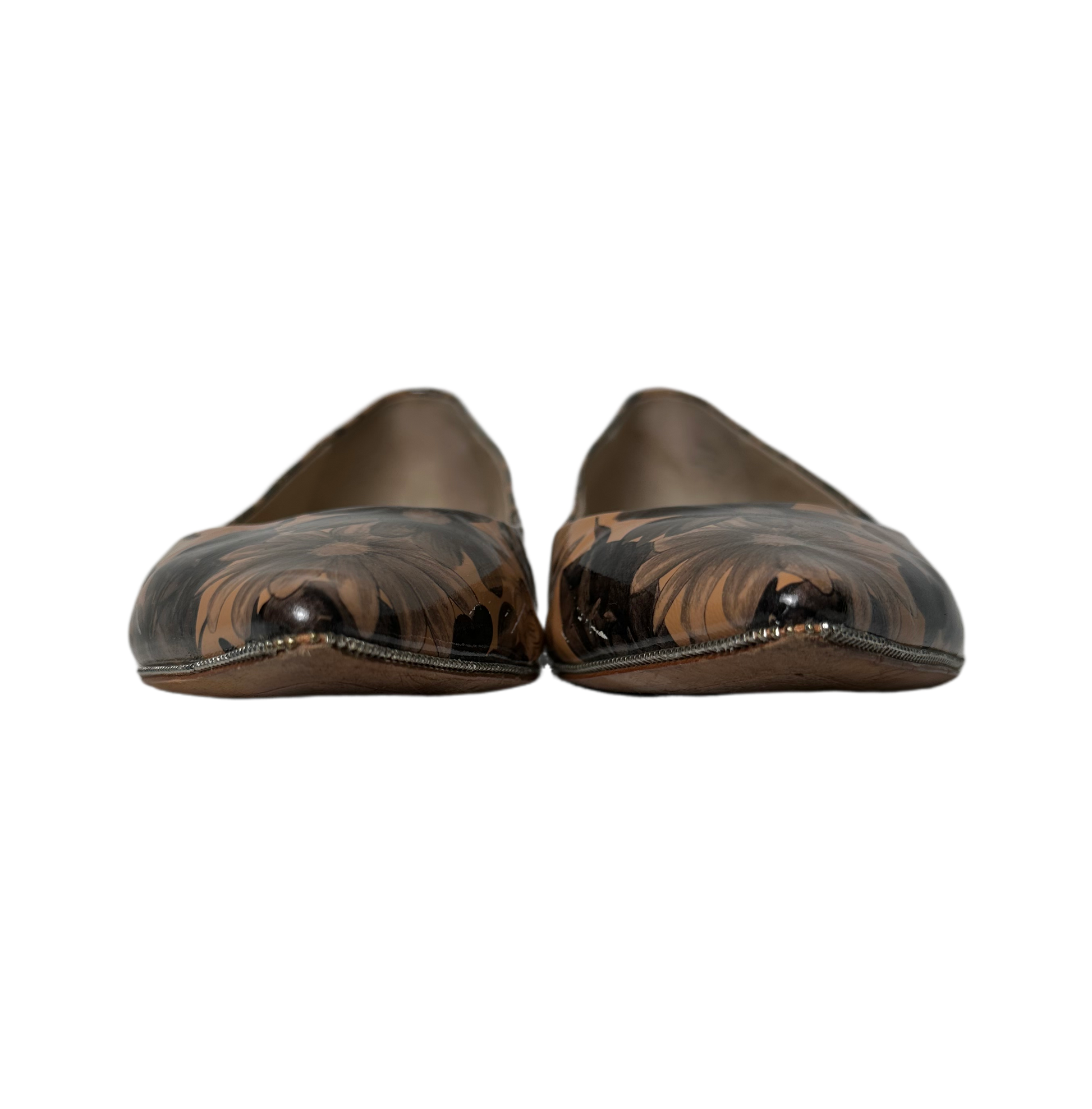 Carolinna EspinozaStep out in style with these Carolinna Espinosa peach floral flats. Expertly crafted with a beautiful floral print and silver beading on the edging, these flats boasShoesCarolinna Espinosa Peach Floral FlatsCarolinna Espinosa Peach Floral Flats