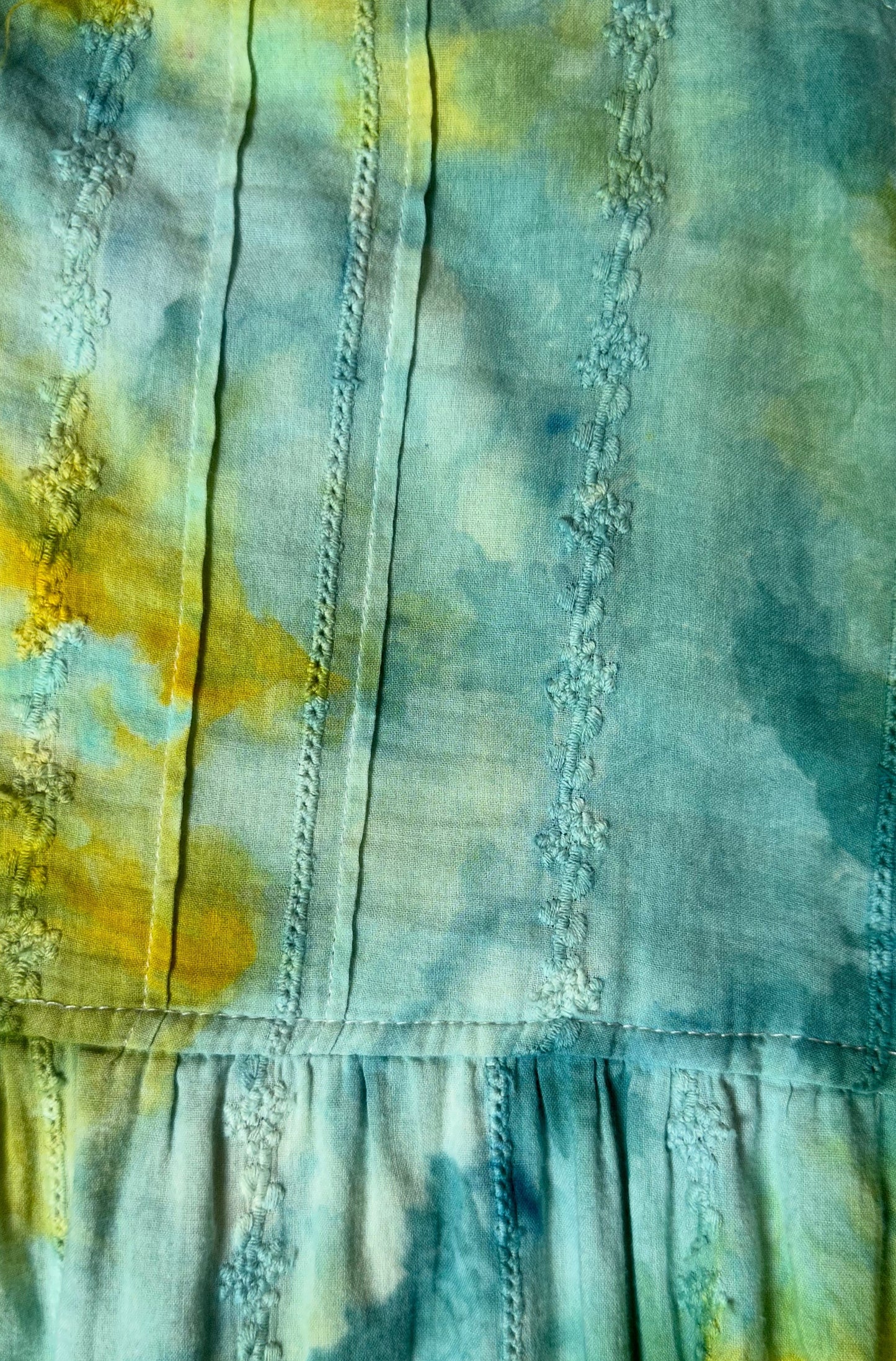 REFRESHED - Roxy Hand Dyed Spaghetti Strap Tank Top Multi Color CottonRoxy Hand Dyed Spaghetti Strap Tank Top Multi Color Cotton Size M
Add a pop of color to your wardrobe with our REFRESHED Roxy tank top! With delicate back buttons an