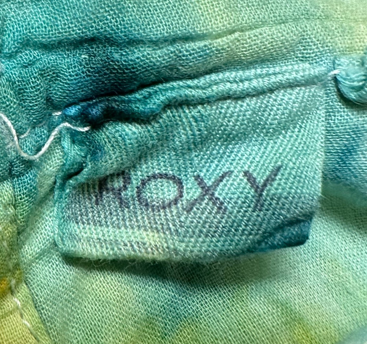 REFRESHED - Roxy Hand Dyed Spaghetti Strap Tank Top Multi Color CottonRoxy Hand Dyed Spaghetti Strap Tank Top Multi Color Cotton Size M
Add a pop of color to your wardrobe with our REFRESHED Roxy tank top! With delicate back buttons an