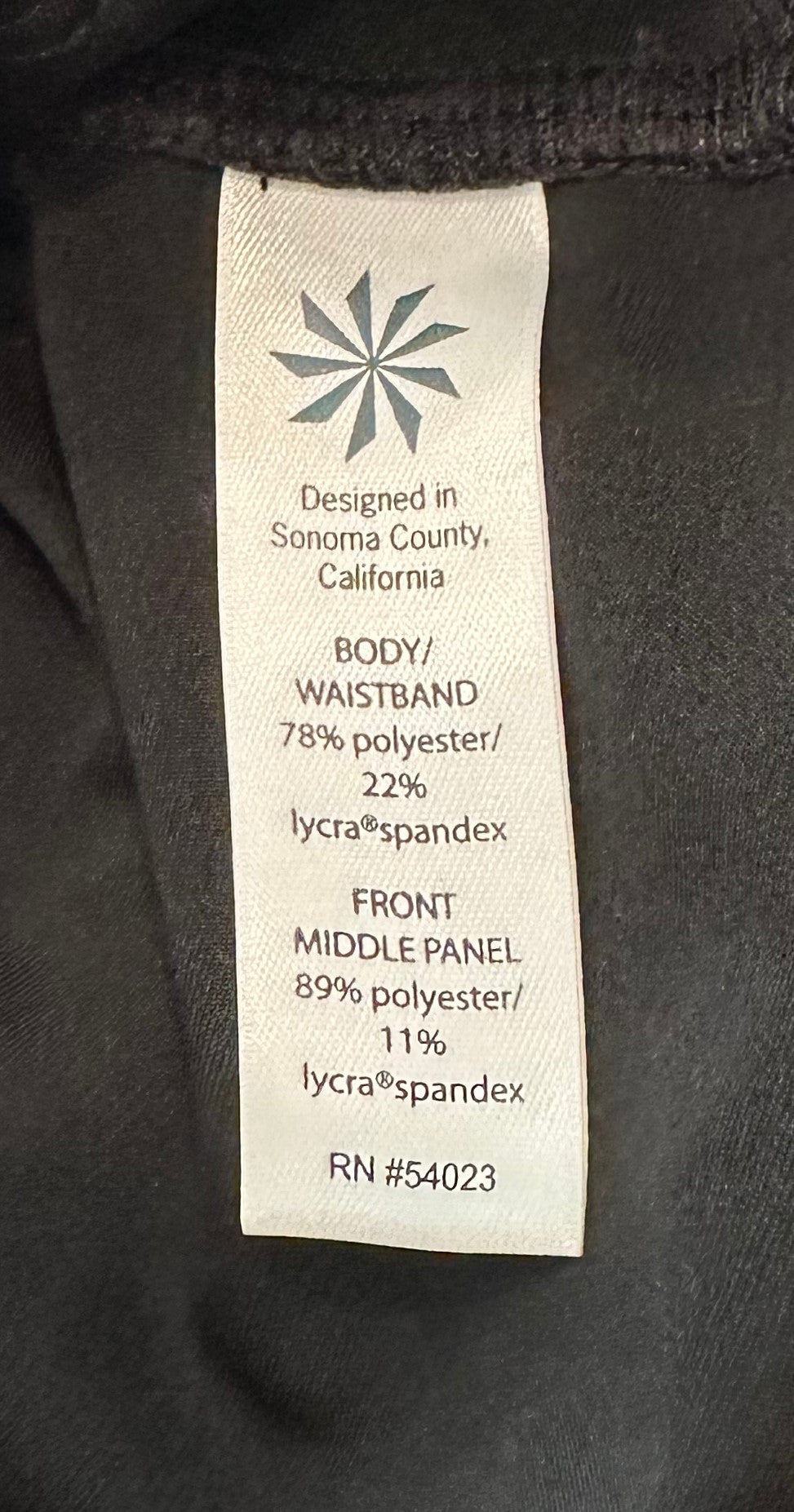 AthletaGet ready to stand out in style with these amazing Athleta Sonar cropped leggings! Featuring bold black and white stripes, a back zip pocket, and an elastic waist wiPantsAthleta Sonar Black and White Striped Cropped LeggingsWhite Striped Cropped Leggings
