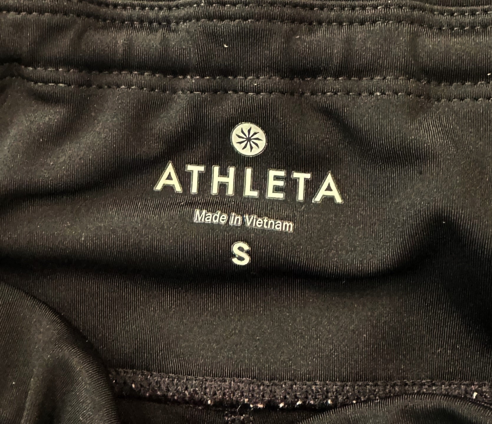 AthletaGet ready to stand out in style with these amazing Athleta Sonar cropped leggings! Featuring bold black and white stripes, a back zip pocket, and an elastic waist wiPantsAthleta Sonar Black and White Striped Cropped LeggingsWhite Striped Cropped Leggings