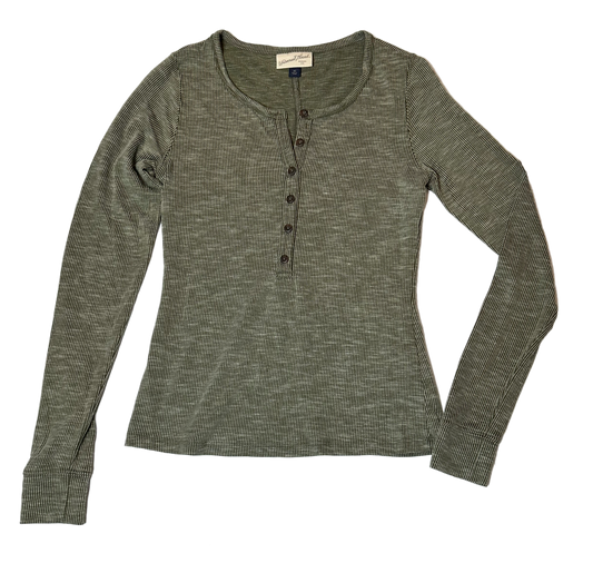 Universal ThreadsThis long-sleeve henley thermal from Universal Threads will keep you feeling cozy and looking cool! Crafted with a soft, moss-green fabric and classic henley style, TopUniversal Threads Moss Green Long Sleeve Henley ThermalUniversal Threads Moss Green Long Sleeve Henley Thermal