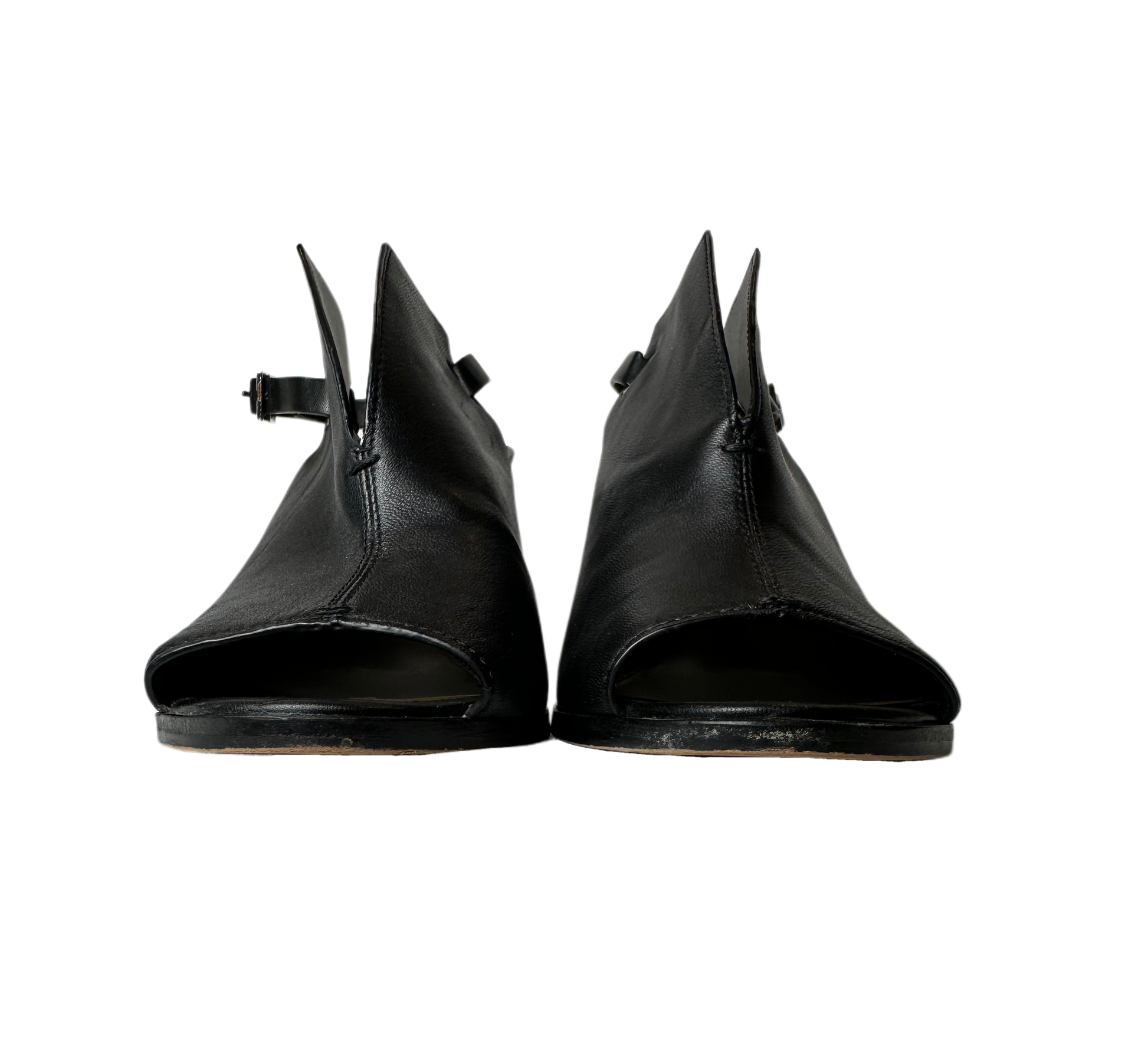 Vince Camuto Black Leather Sling Back Mules provide a statement-making look with their sleek, sophisticated design featuring a peep toe, leather upper and stilShoesVince Camuto Black Leather Sling Back MulesVince Camuto Black Leather Sling Back Mules