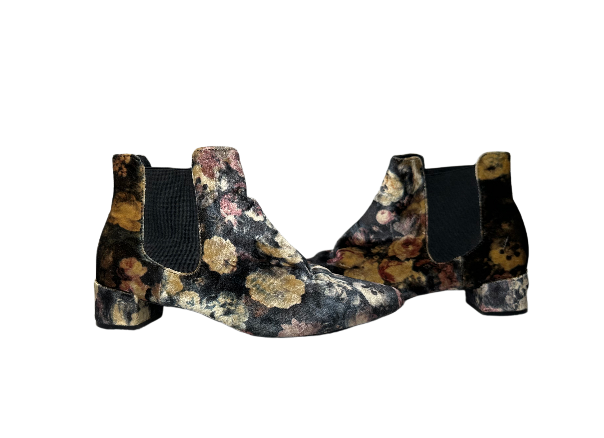 TopshopExperience the smart style of Topshop Chelsea floral velvet boots. Crafted from velvet for a luxuriously soft feel, these ankle boots feature a creative floral printShoesTopshop Chelsea Pointed Toe Floral Velvet BootsTopshop Chelsea Pointed Toe Floral Velvet Boots