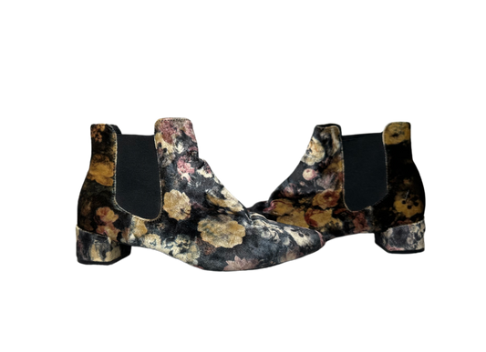 TopshopExperience the smart style of Topshop Chelsea floral velvet boots. Crafted from velvet for a luxuriously soft feel, these ankle boots feature a creative floral printShoesTopshop Chelsea Pointed Toe Floral Velvet BootsTopshop Chelsea Pointed Toe Floral Velvet Boots