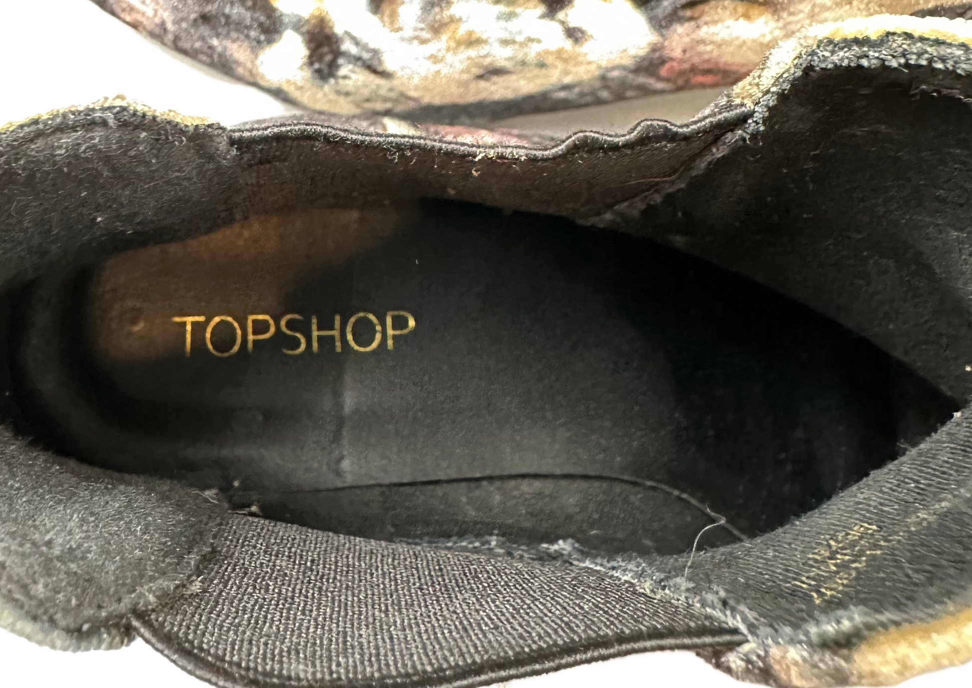 TopshopExperience the smart style of Topshop Chelsea floral velvet boots. Crafted from velvet for a luxuriously soft feel, these ankle boots feature a creative floral printShoesTopshop Chelsea Pointed Toe Floral Velvet BootsTopshop Chelsea Pointed Toe Floral Velvet Boots