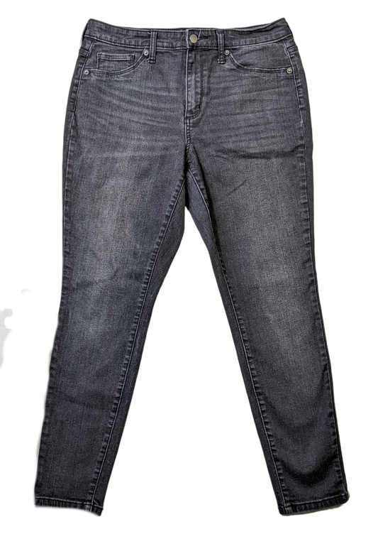 Universal Thread High Rise JeggingThe best of Jeans and Leggings - the Jegging!  Wear these with just about anything.  They are so versatile!