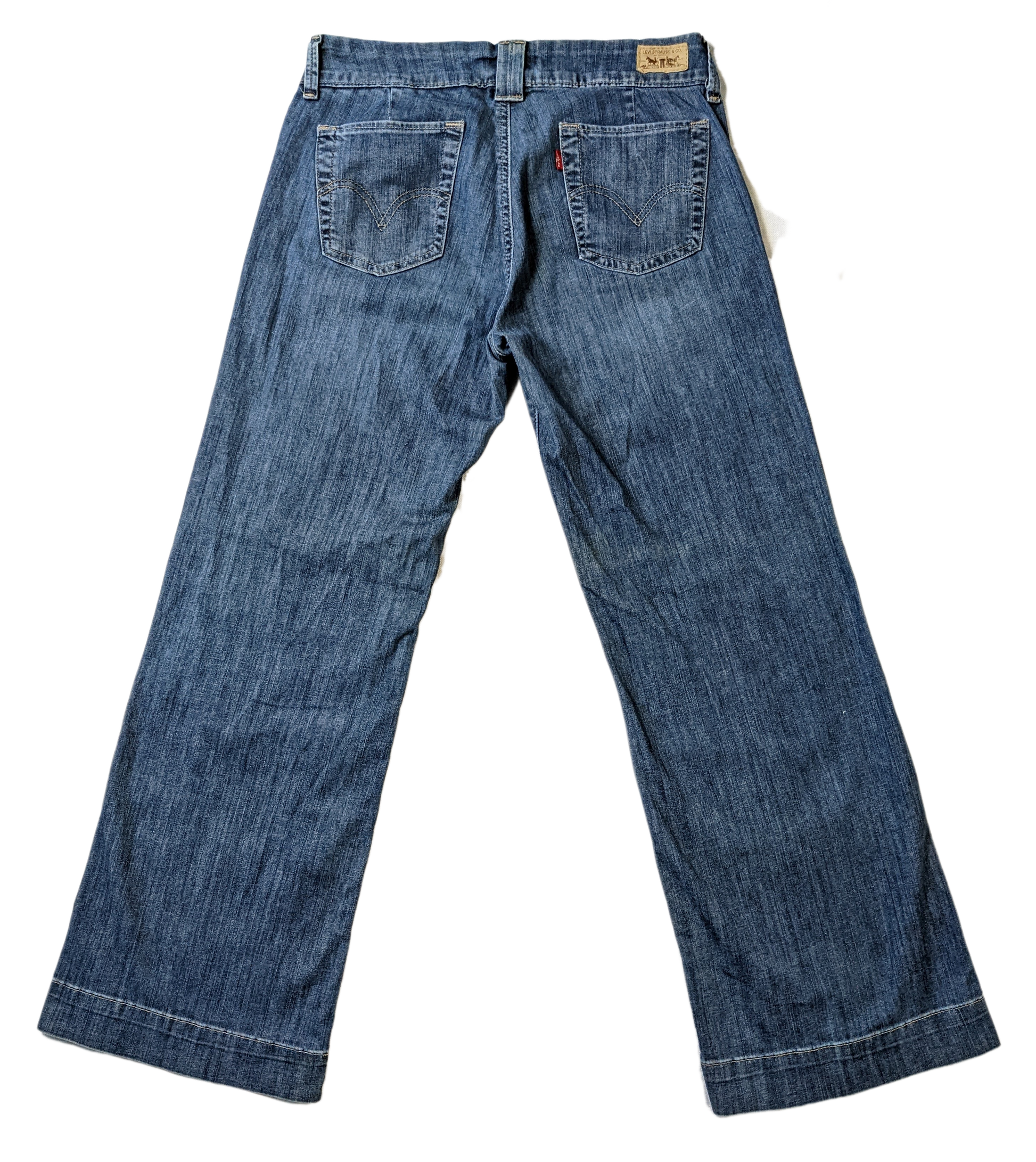 Levi's 545 Wide Leg Jeans Size 8  Step out in style with Levi's 545 Wide Leg Jeans. These medium wash jeans in size 8 offer a flattering fit and comfortable feel, pe
