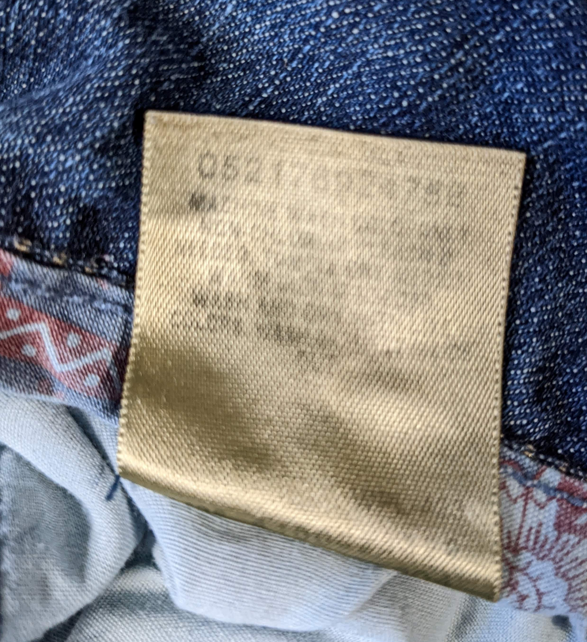 Levi's 545 Wide Leg Jeans Size 8  Step out in style with Levi's 545 Wide Leg Jeans. These medium wash jeans in size 8 offer a flattering fit and comfortable feel, pe
