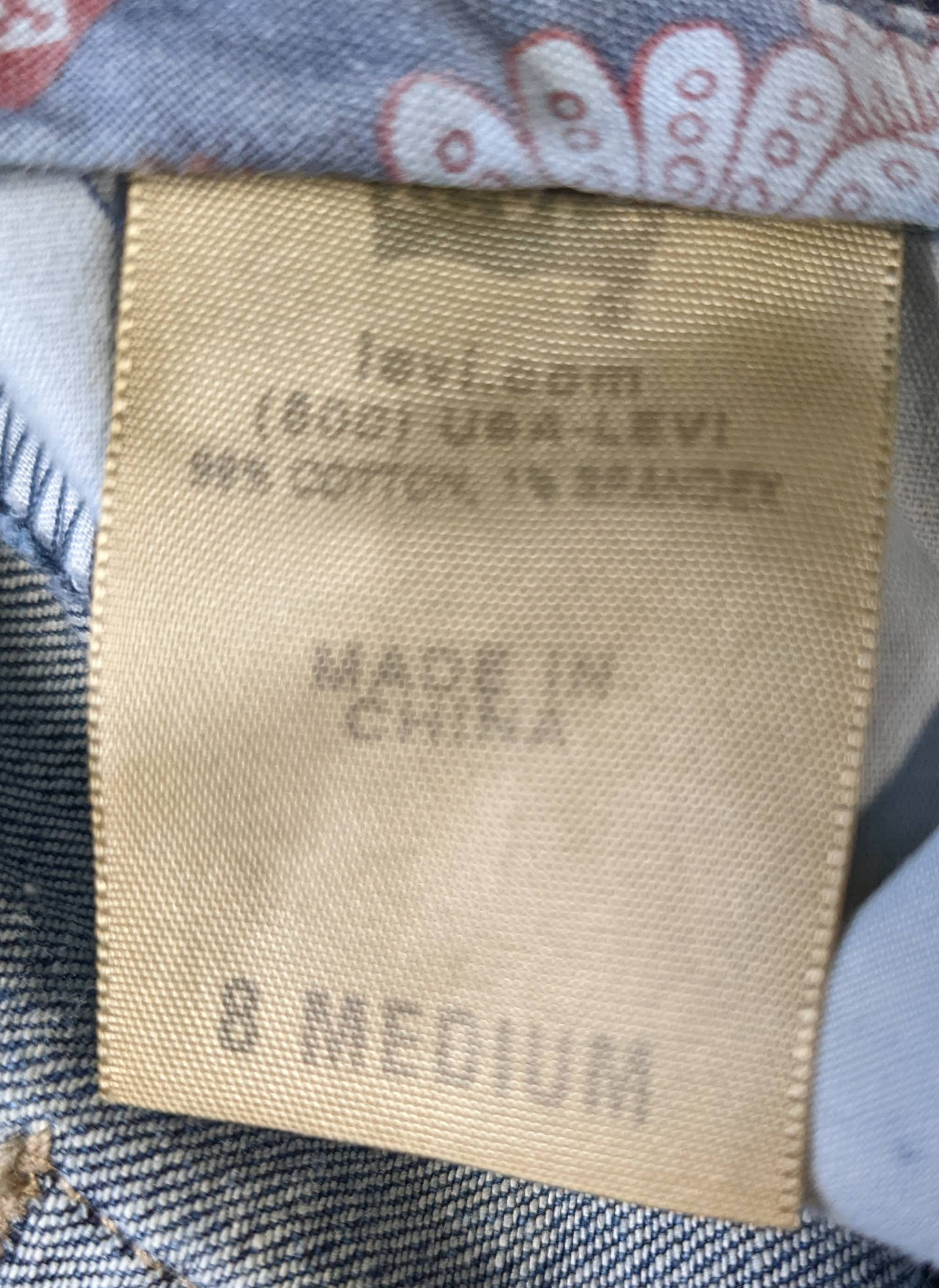 Levi's 545 Wide Leg Jeans Size 8  Step out in style with Levi's 545 Wide Leg Jeans. These medium wash jeans in size 8 offer a flattering fit and comfortable feel, pe