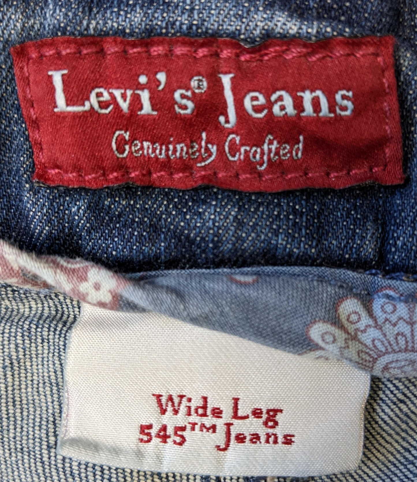 Levi's 545 Wide Leg Jeans Size 8  Step out in style with Levi's 545 Wide Leg Jeans. These medium wash jeans in size 8 offer a flattering fit and comfortable feel, pe