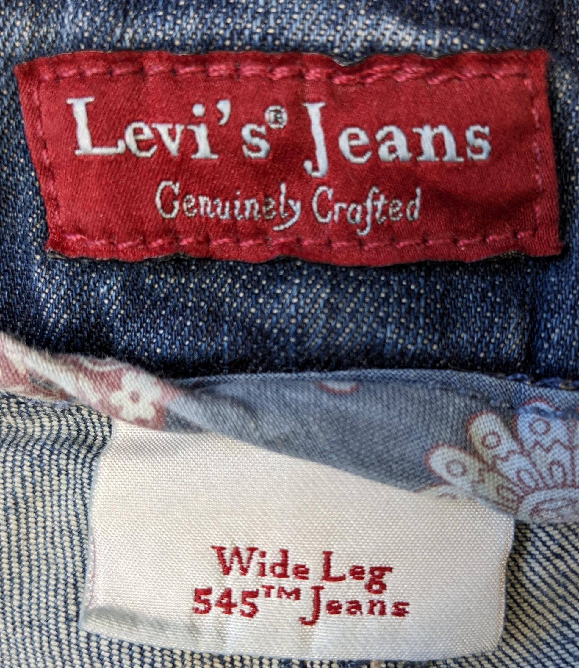Levi's 545 Wide Leg Jeans Size 8  Step out in style with Levi's 545 Wide Leg Jeans. These medium wash jeans in size 8 offer a flattering fit and comfortable feel, pe