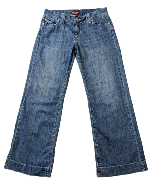 Levi's 545 Wide Leg Jeans Size 8  Step out in style with Levi's 545 Wide Leg Jeans. These medium wash jeans in size 8 offer a flattering fit and comfortable feel, pe