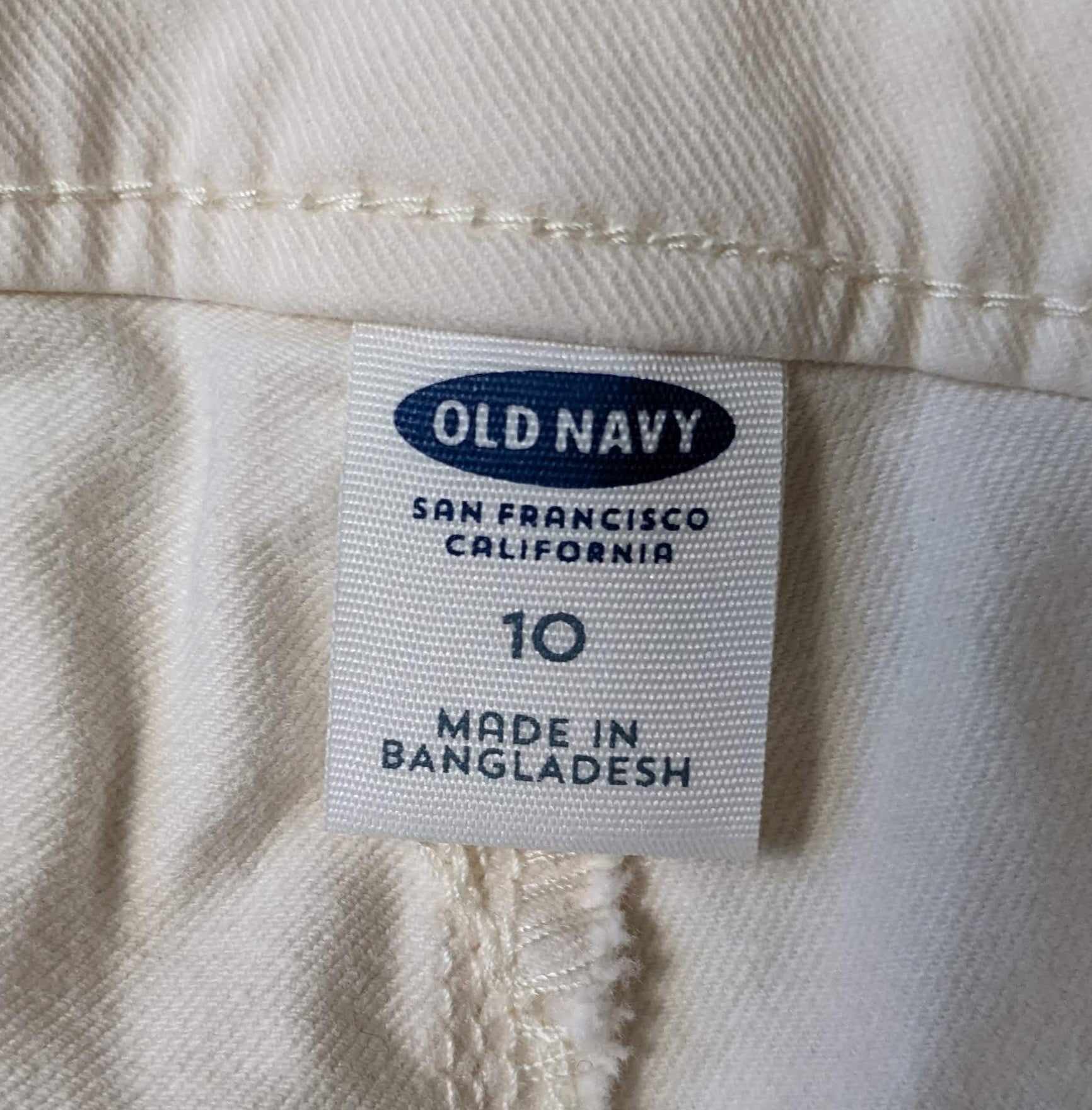 Old Navy Winter White Pants Size 10 Stay warm and stylish this winter with our Old Navy Winter White Pants! Designed for comfort, these loose fit pants are perfect