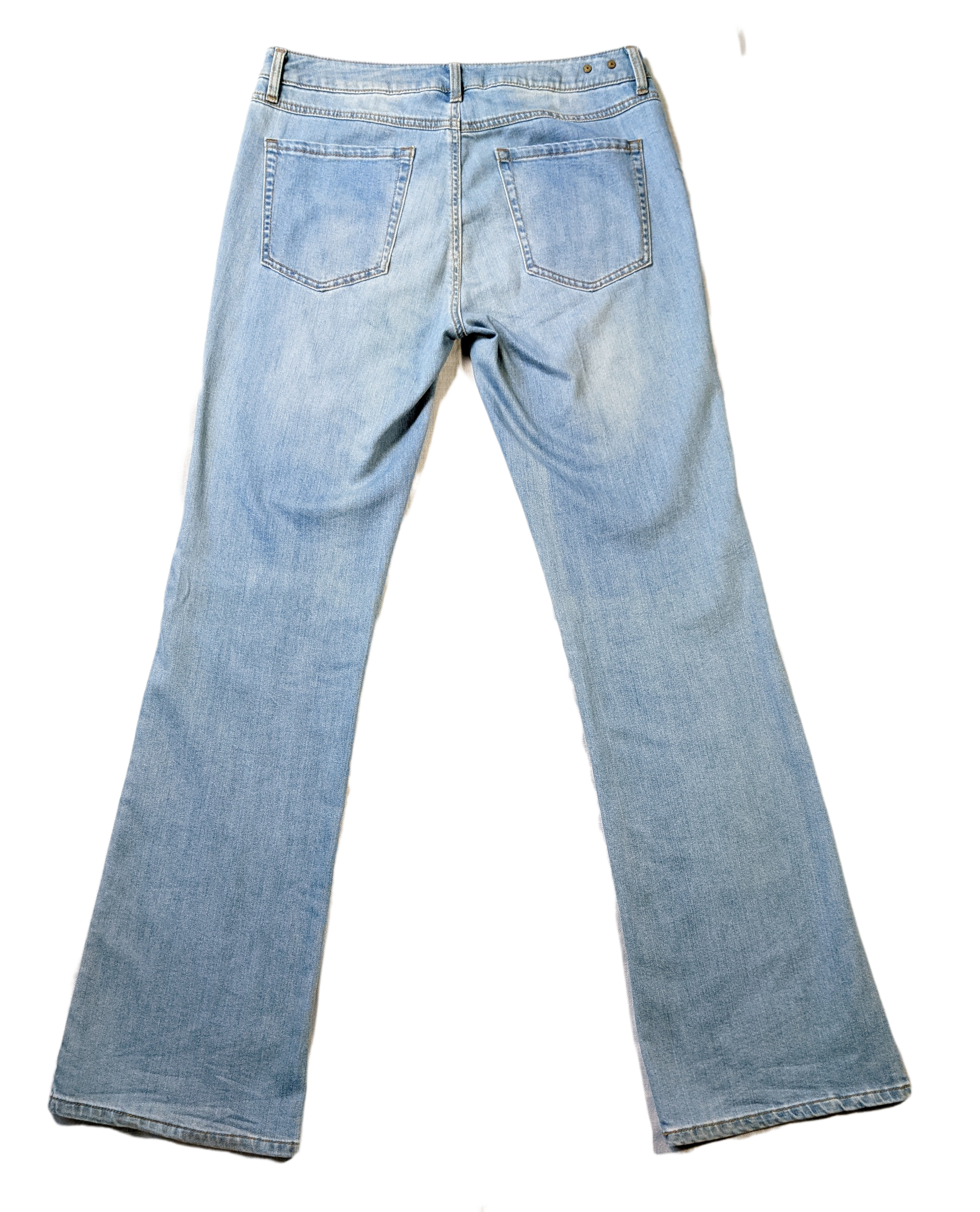 CAbi Malibu Flare Leg Lightweight Denim JeansThese are a great pair of lightweight jeans with flare legs and stylish front pockets