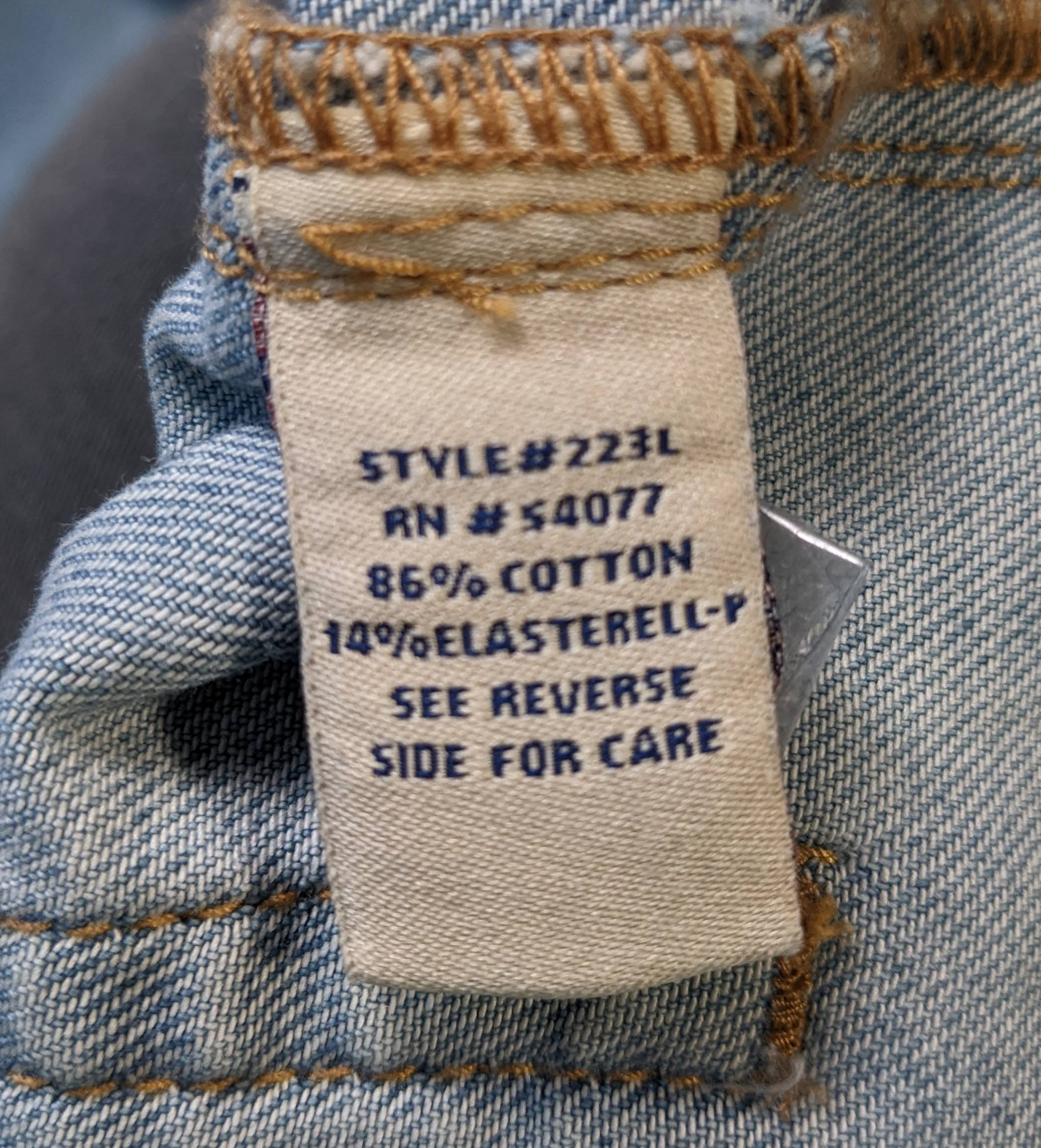 CAbi Malibu Flare Leg Lightweight Denim JeansThese are a great pair of lightweight jeans with flare legs and stylish front pockets