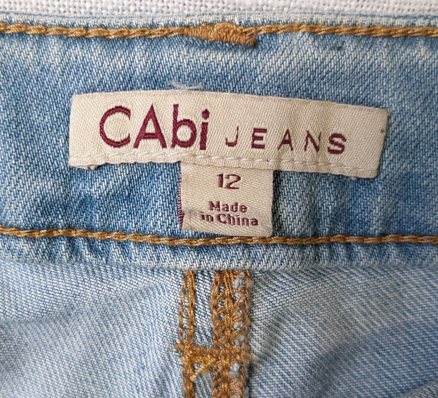 CAbi Malibu Flare Leg Lightweight Denim JeansThese are a great pair of lightweight jeans with flare legs and stylish front pockets