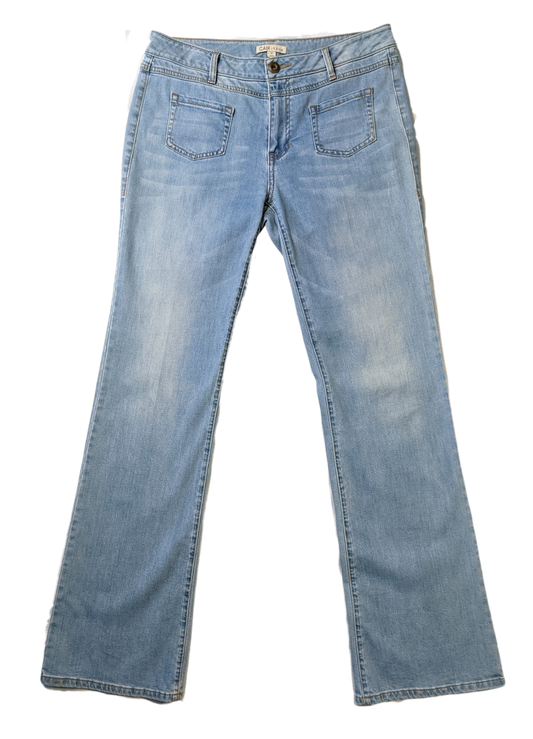 CAbi Malibu Flare Leg Lightweight Denim JeansThese are a great pair of lightweight jeans with flare legs and stylish front pockets