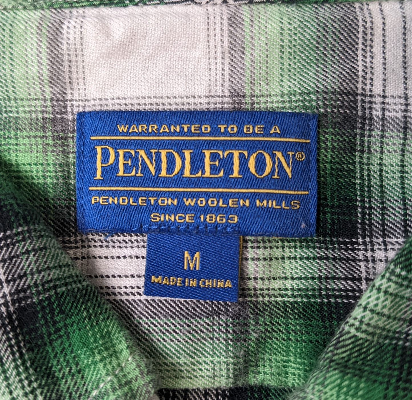 Pendleton Green and Black Lightweight Plaid Shirt Size M  Experience style and comfort with our Pendleton Green and Black Lightweight Plaid Shirt! Made with high-qua