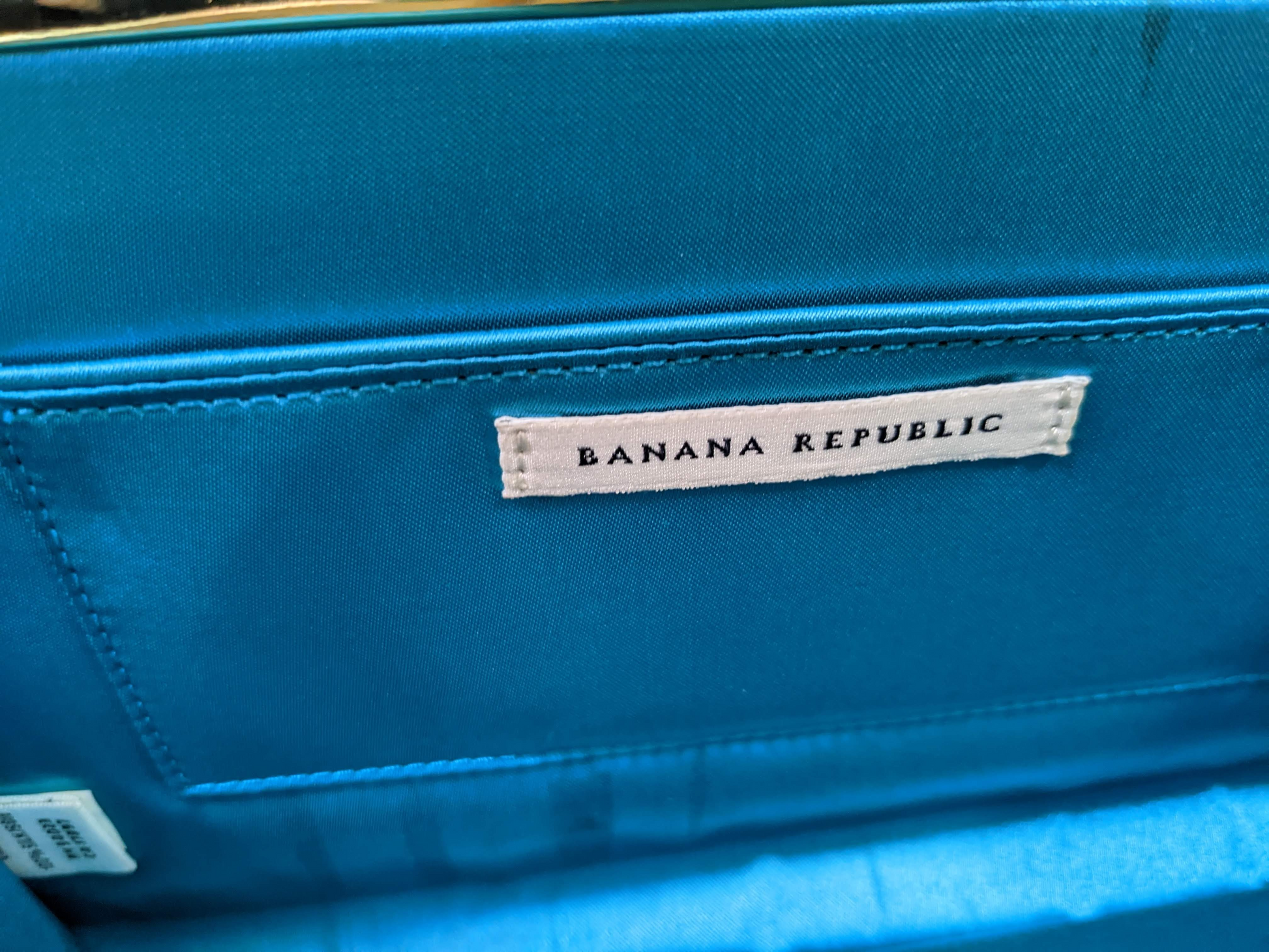 Banana Republic Satin Print Clutch PurseThis clutch is so cute!  It can go from day to night with ease.  The colors would go with denim or dressy black!Banana Republic Satin Print Clutch PursePurse, handbag