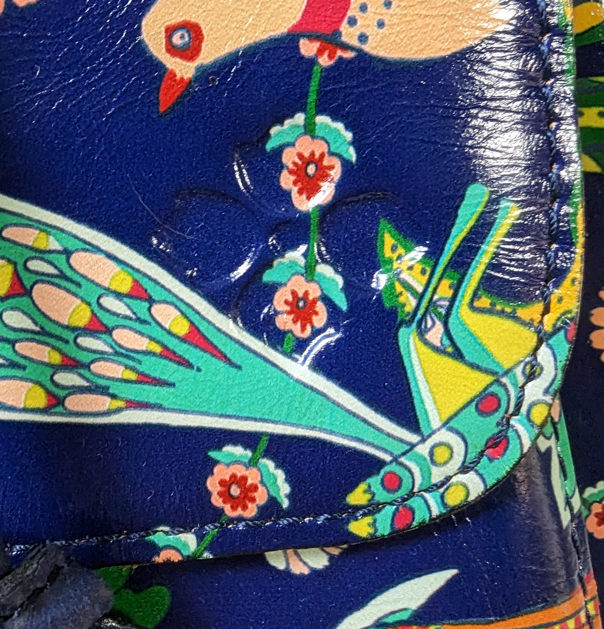 Patricia Nash Sabina Birds of Paradise Leather Drawstring Bucket Bag EThis gorgeous bag is in awesome condition.  No scratches or smudges.  This is one you will love for a long time!
Measurements:
Length:  11.5"   Width:  5.5"  Height:
