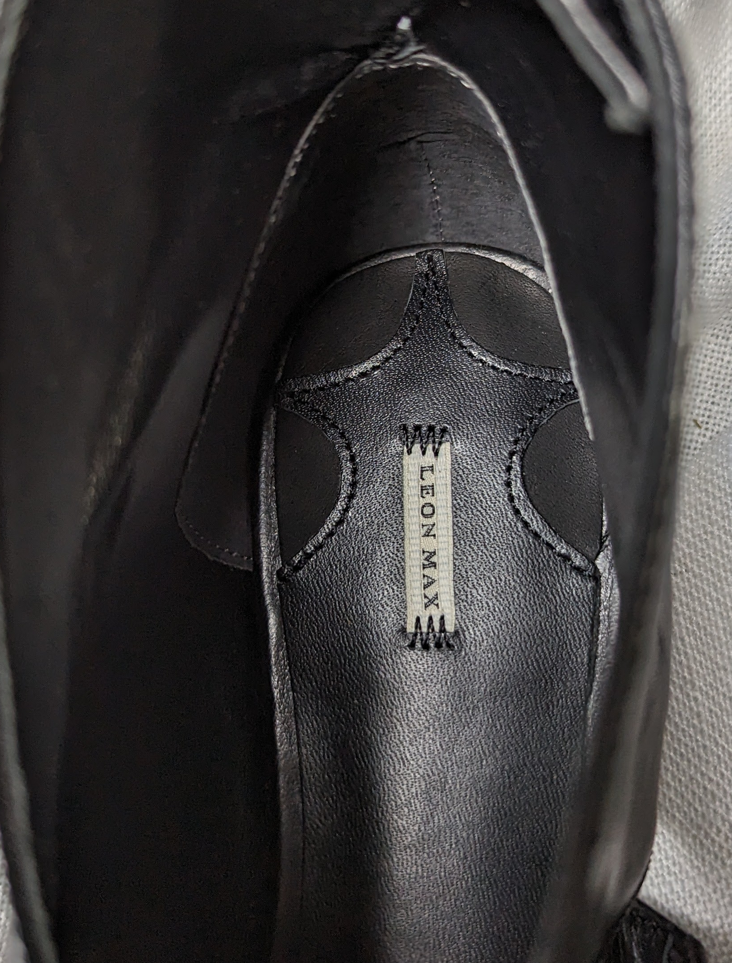 Leon Max Velia Leather Open Toe Flat Sandals Size 8 Such a cool, modern look!  Wear these with shorts, jeans or a cute dress!  They are out of this world!