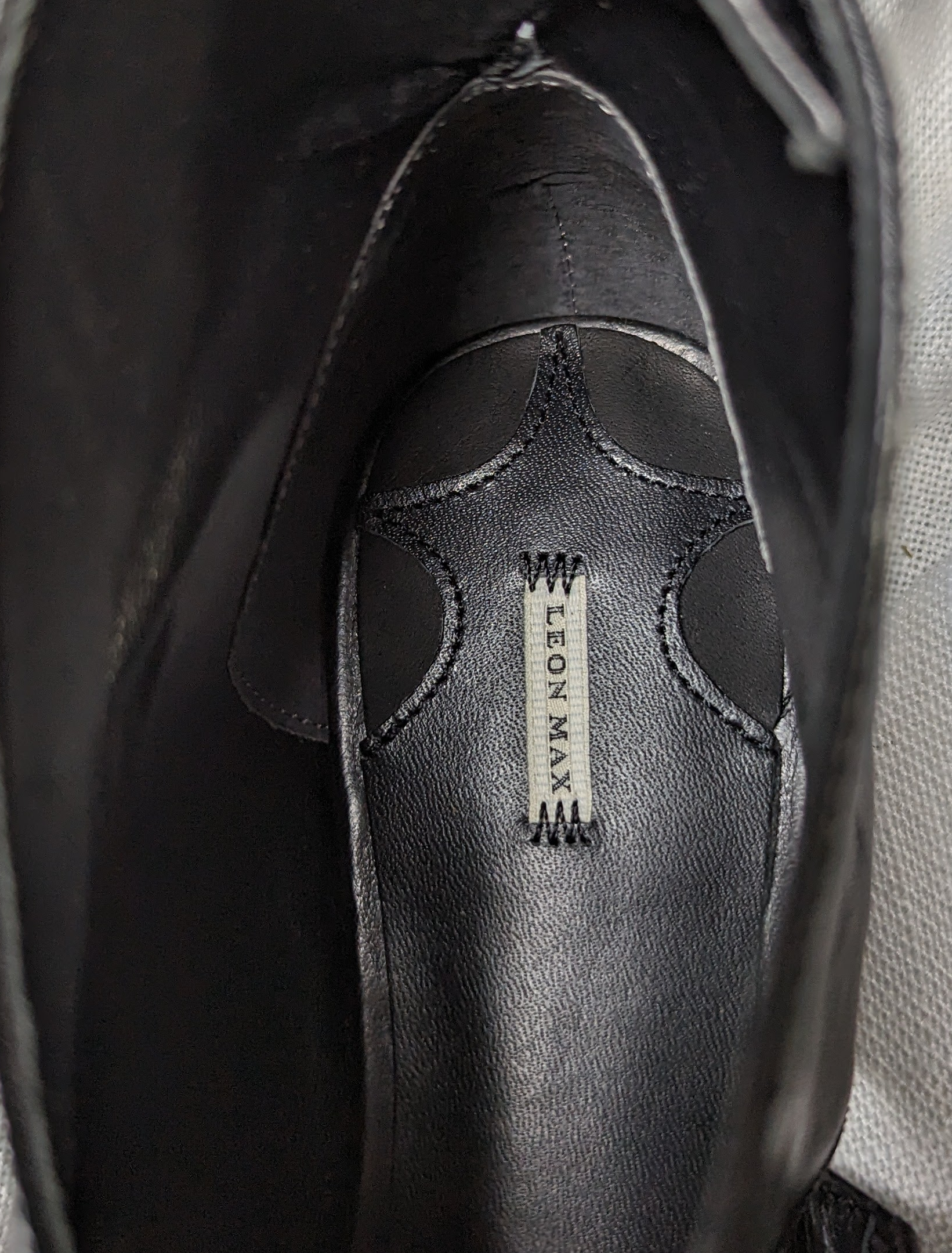 Leon Max Velia Leather Open Toe Flat Sandals Size 8 Such a cool, modern look!  Wear these with shorts, jeans or a cute dress!  They are out of this world!