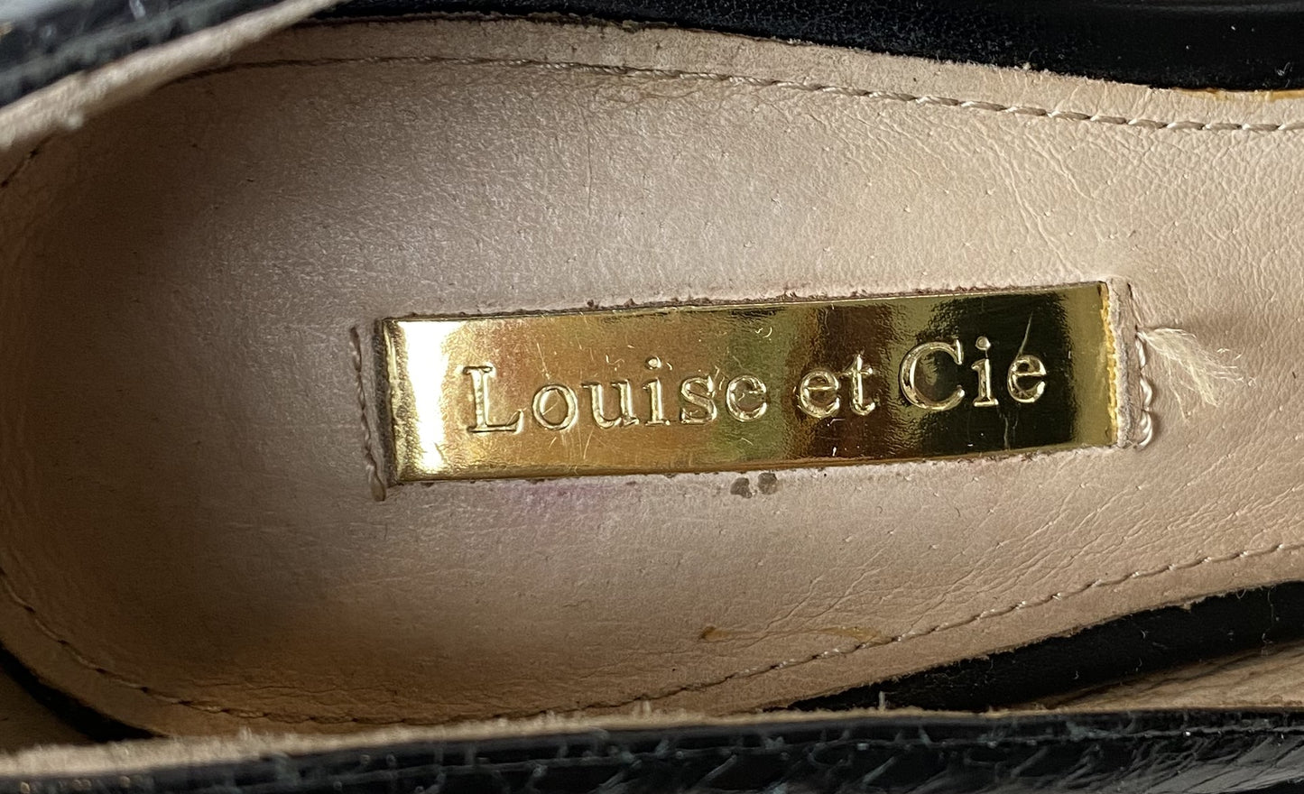 Louie et Cie Black D'Orsay Pumps Classic black d'orsay pump with Amazon Snakeskin on the back half of shoe and Coastal Calf Leather on the front. They feature 3.5" heels.
Looking for the ideal shoe