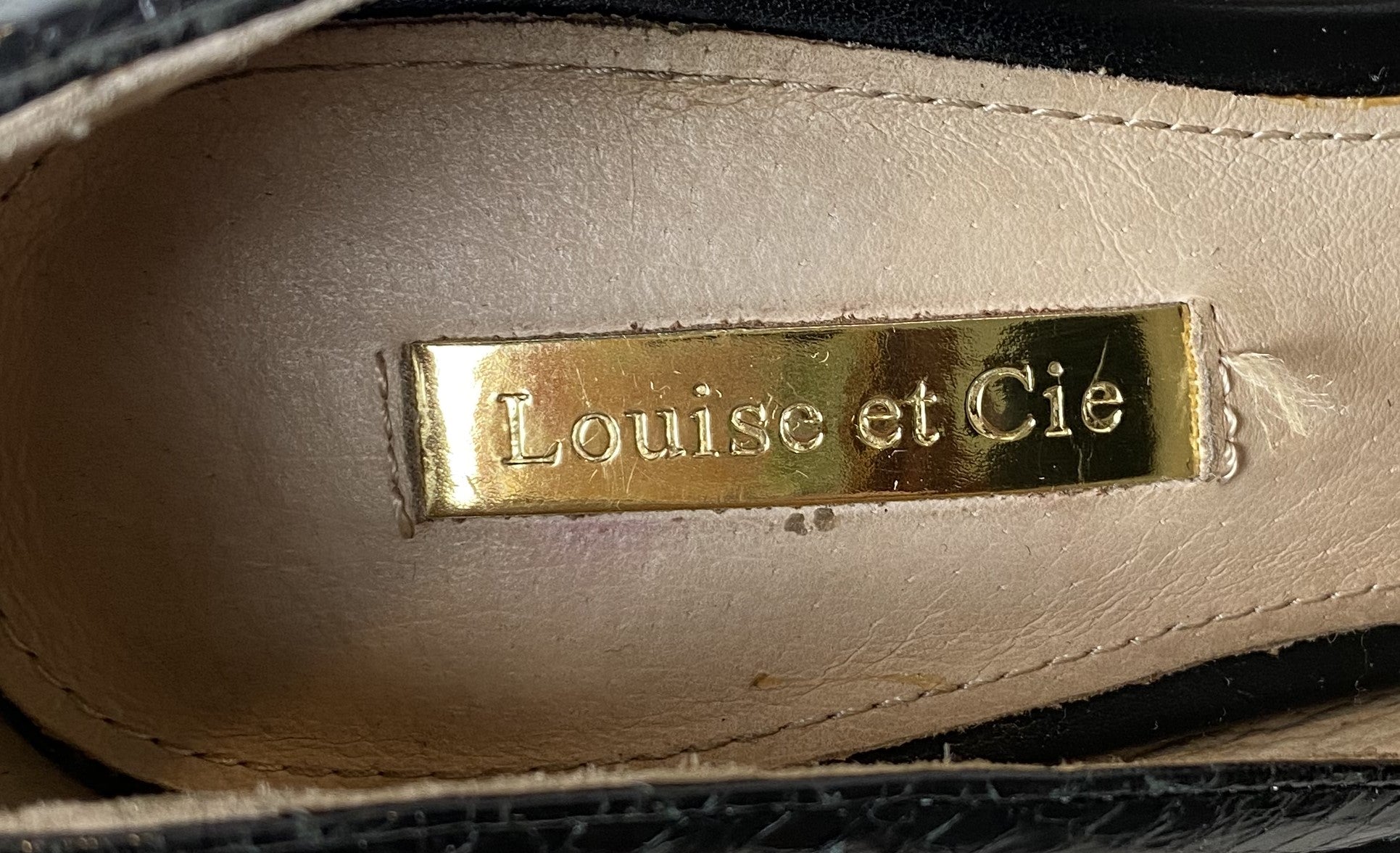 Louie et Cie Black D'Orsay Pumps Classic black d'orsay pump with Amazon Snakeskin on the back half of shoe and Coastal Calf Leather on the front. They feature 3.5" heels.
Looking for the ideal shoe