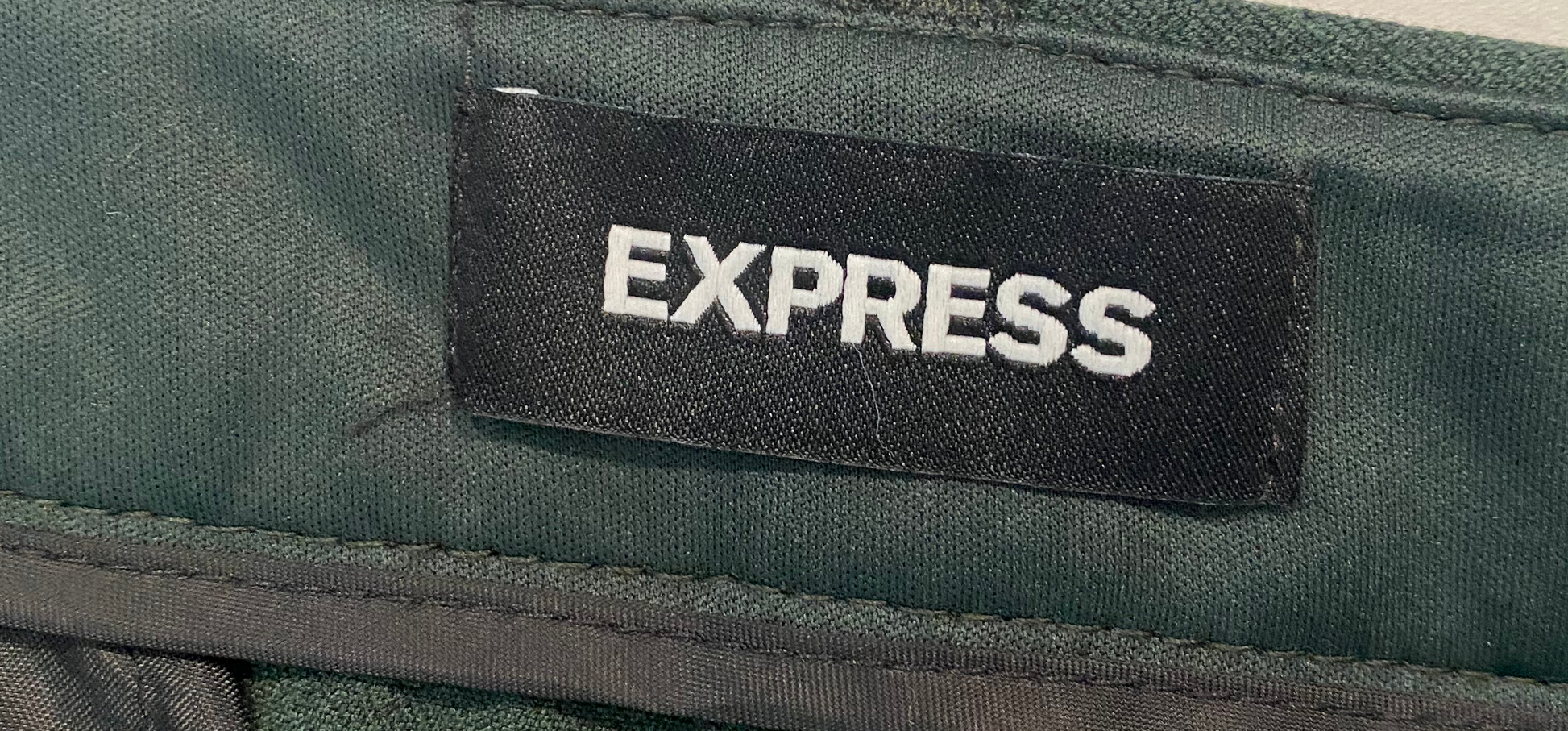 Express Editor Wide Leg Mid Rise Forest Green PantsMix up your wardrobe a bit with this great color. Give your black pants the day off and add these for a pop!