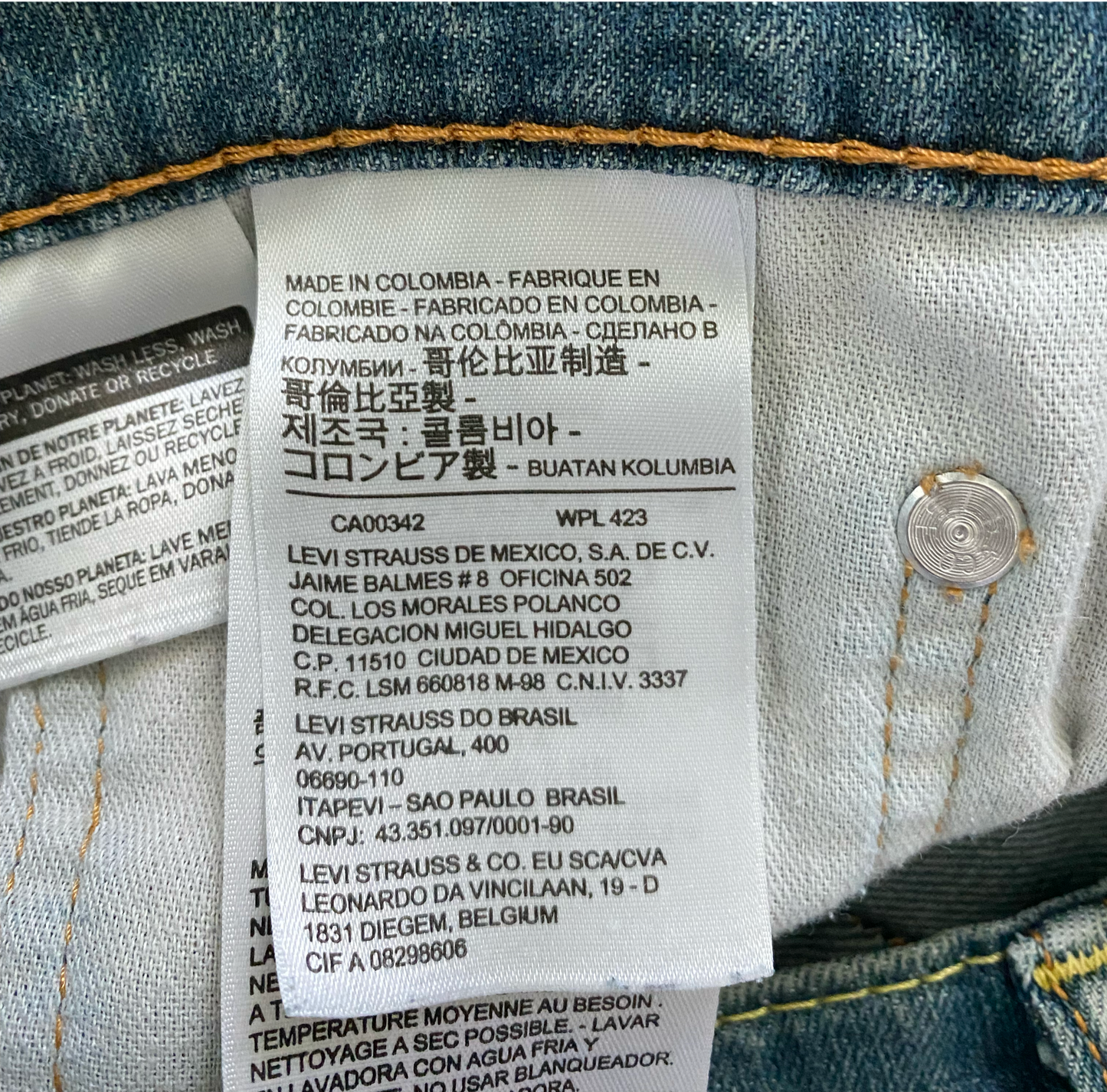 REFRESHED - Levi's Distressed Hand Painted Jeans REFRESHED - Levi's Distressed Hand Painted Jeans Add some playful and quirky vibes to your wardrobe with these REFRESHED Levi's Distressed Hand Painted Jeans. Made w