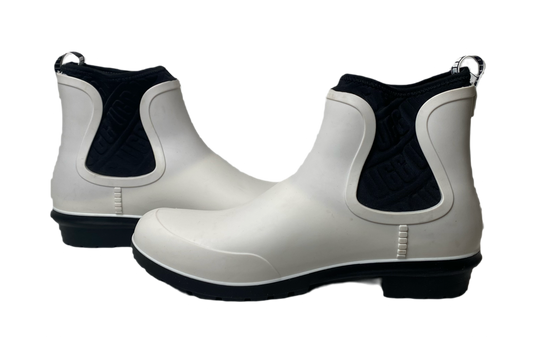 UGG Chelsea Style White Rubber Boots Size 9  These White Rubber UGG Boots are the perfect blend of style and comfort. With a sleek Chelsea design and a durable rubbe