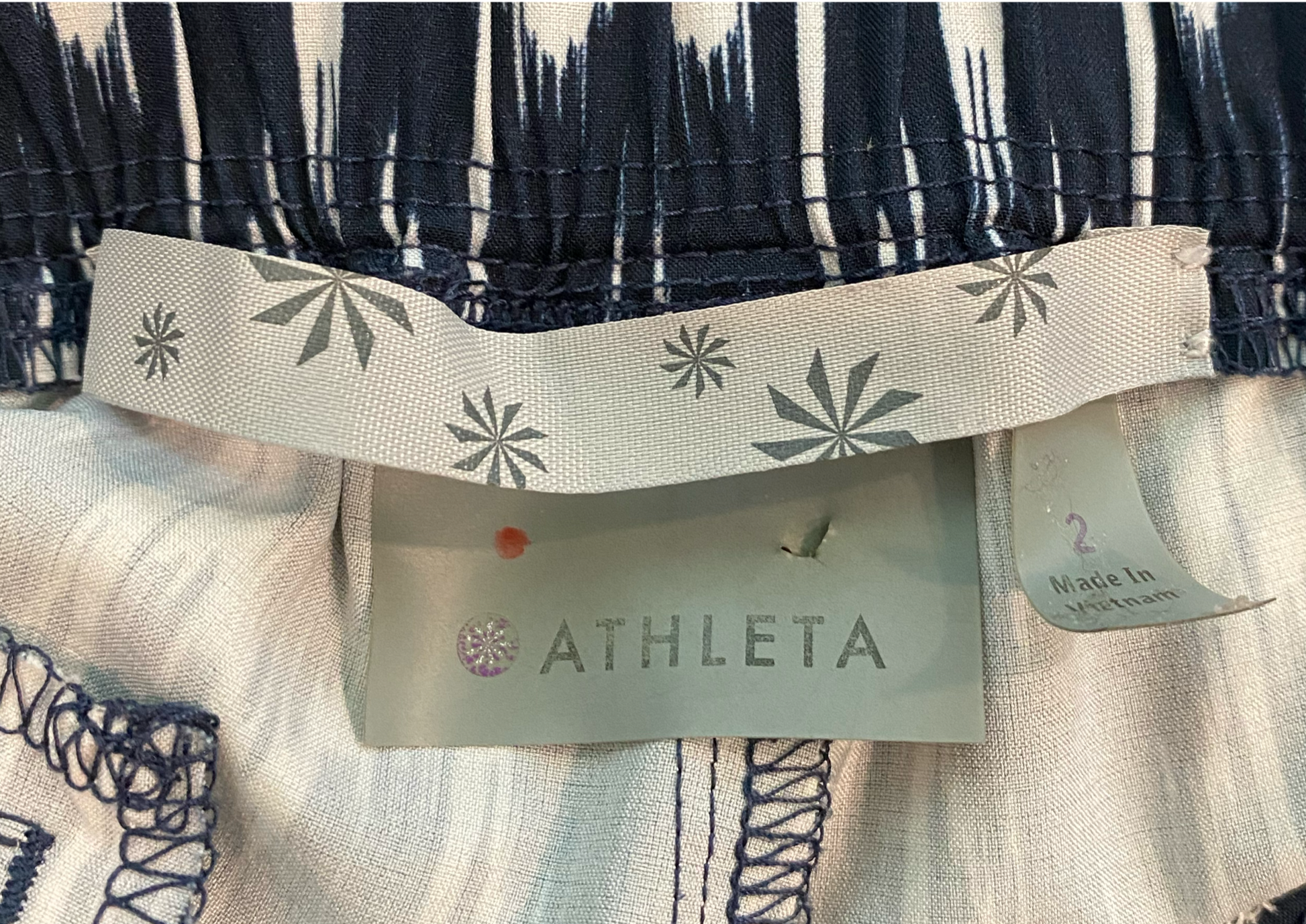 Athleta Printed Elastic Waist Pants Size 2 Elevate your active wardrobe with Athleta Printed Pants! Featuring a touch of Spandex, these pants offer a comfortable and