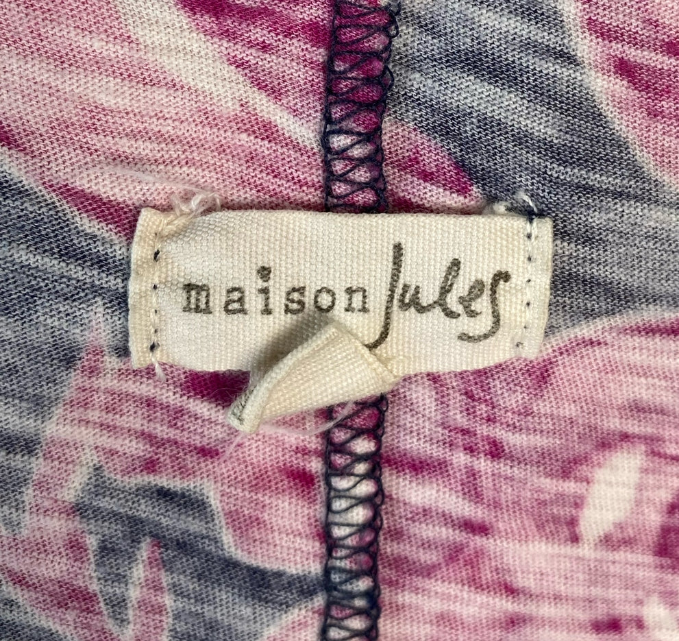 Maison Jules Magenta and Navy Print T-shirt  Size Medium  Bloom in style with Maison Jules' Magenta and Navy Floral Print T-shirt. The cap sleeves and scoop neck add