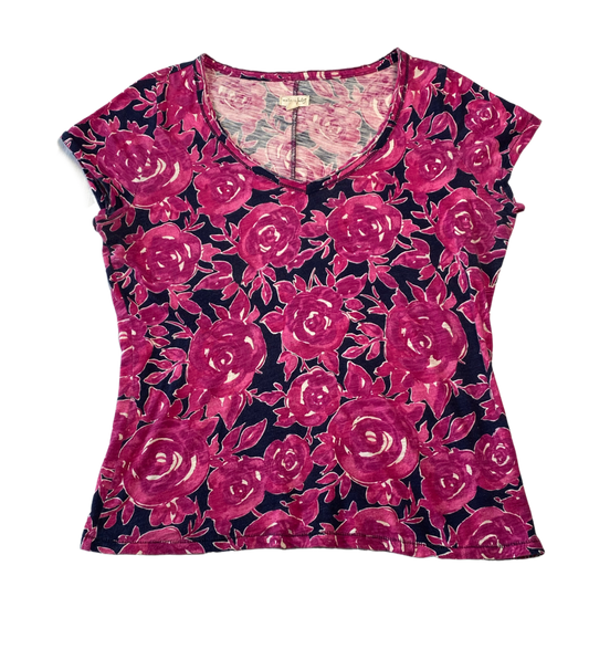 Maison Jules Magenta and Navy Print T-shirt  Size Medium  Bloom in style with Maison Jules' Magenta and Navy Floral Print T-shirt. The cap sleeves and scoop neck add