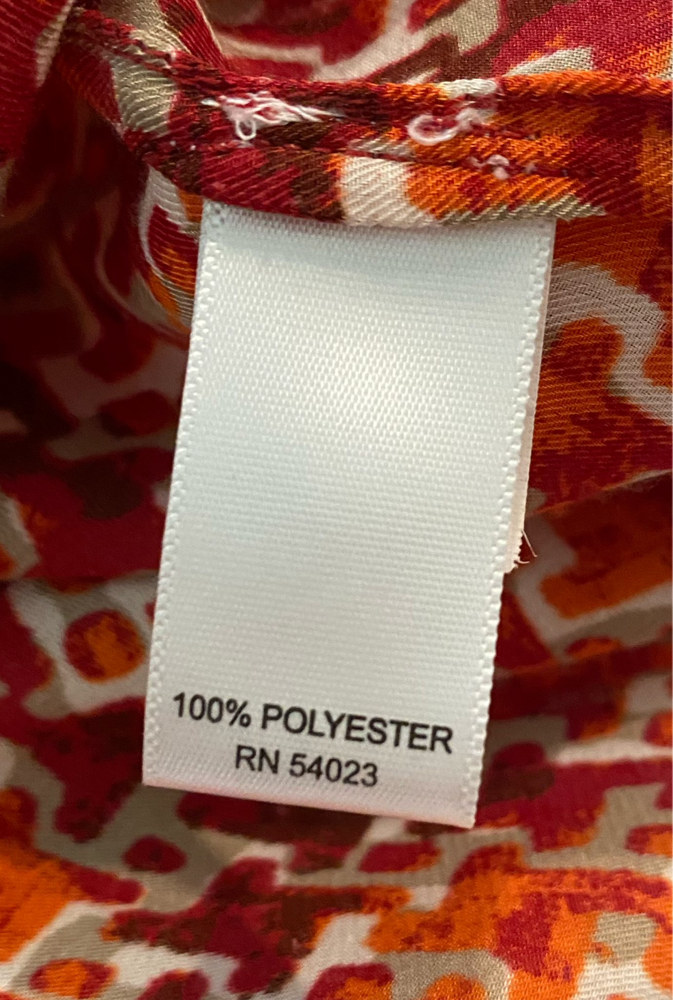 Banana Republic Multi Color Print BlouseBanana Republic fall multi color print blouse with 3/4 sleeves and a split neck with button detail.
This top is a great transition piece to bring you from Summer int