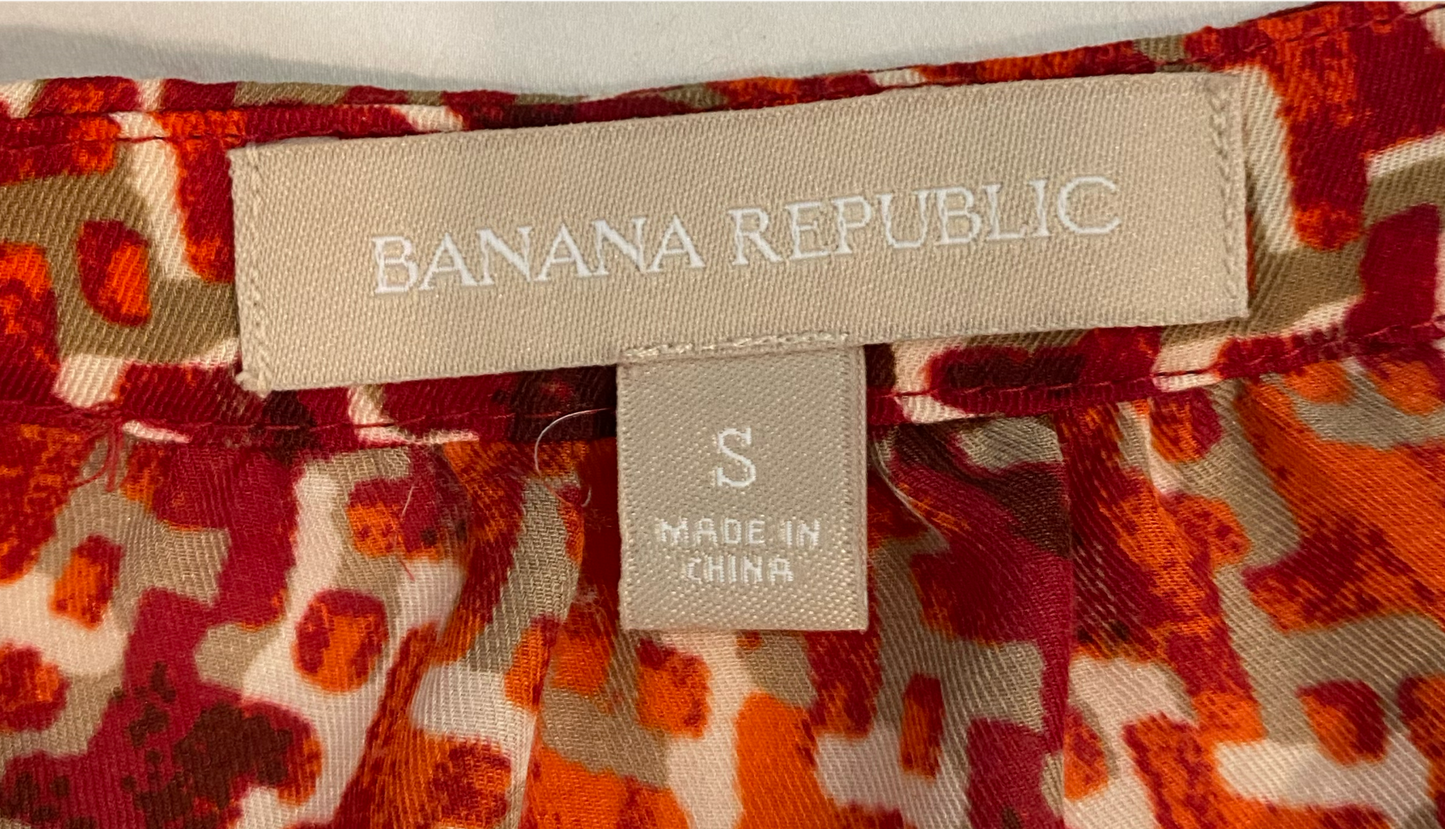 Banana Republic Multi Color Print BlouseBanana Republic fall multi color print blouse with 3/4 sleeves and a split neck with button detail.
This top is a great transition piece to bring you from Summer int