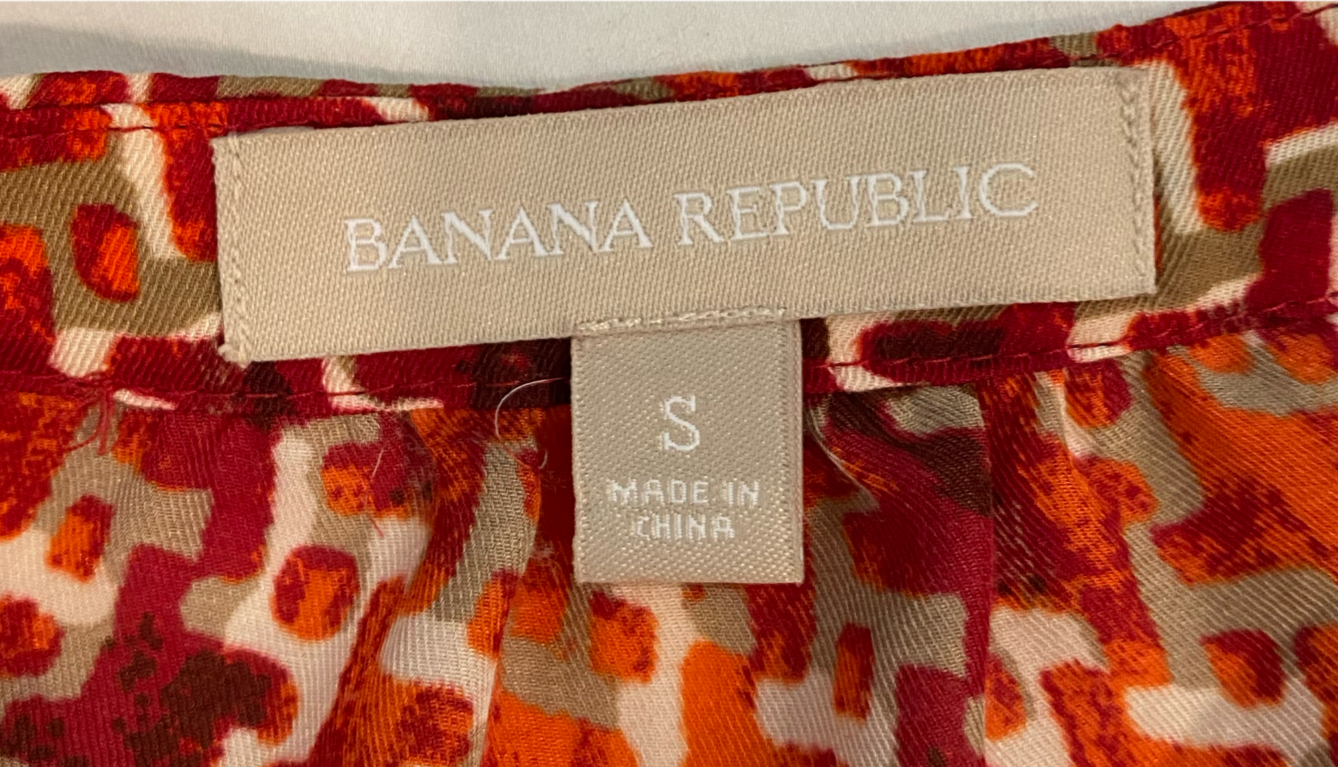 Banana Republic Multi Color Print BlouseBanana Republic fall multi color print blouse with 3/4 sleeves and a split neck with button detail.
This top is a great transition piece to bring you from Summer int