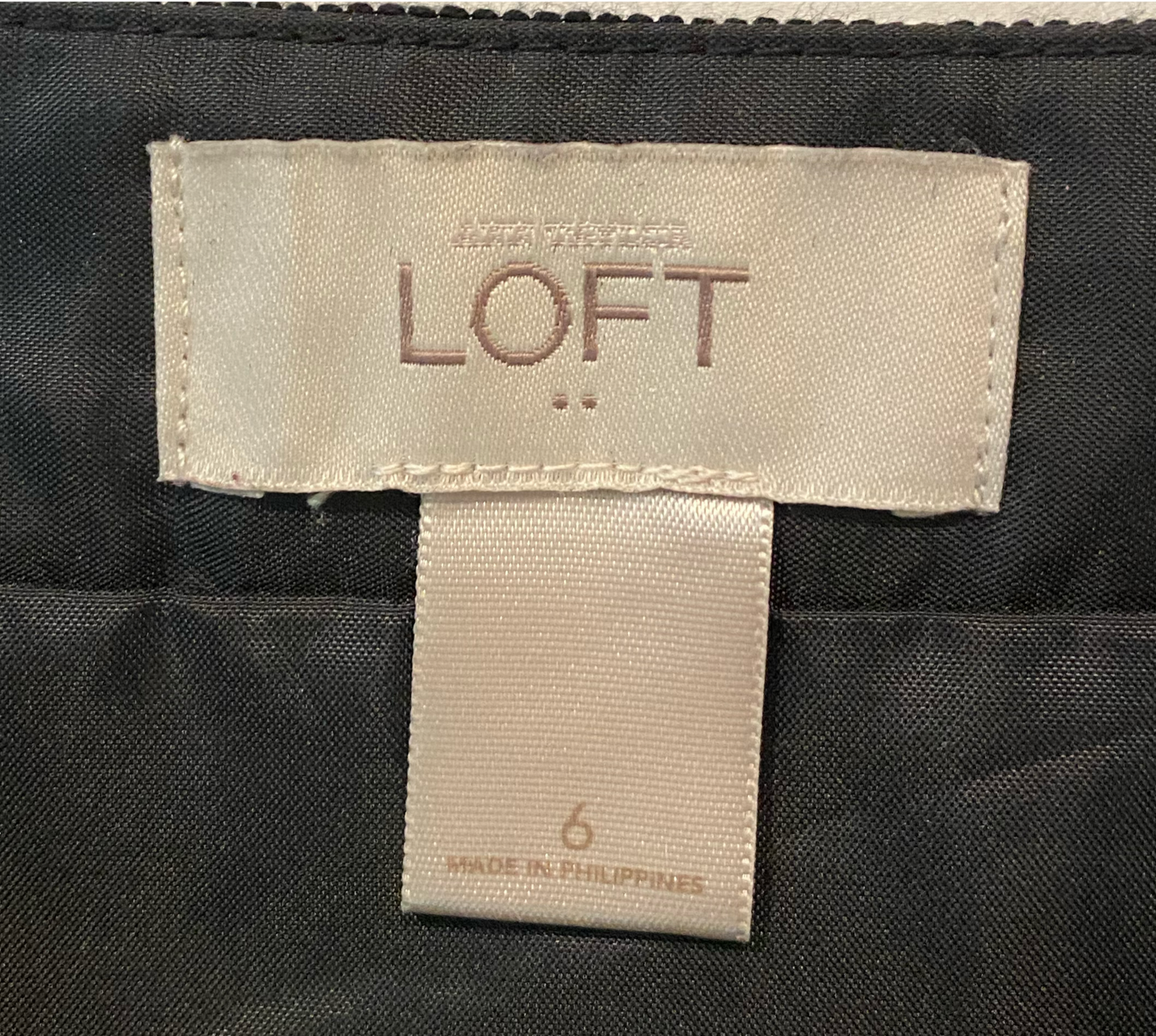 LOFT Woven Tweed Short Skirt  The LOFT Woven Tweed Short Skirt is a must-have for any fashion-forward individual. Crafted from high-quality woven tweed, this skirt f