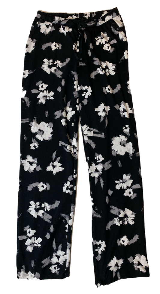 Simply Vera Vera Wang Black and White Floral Lounge Pants  Size S Unwind in style with these Simply Vera Vera Wang lounge pants. Featuring a trendy black and white f