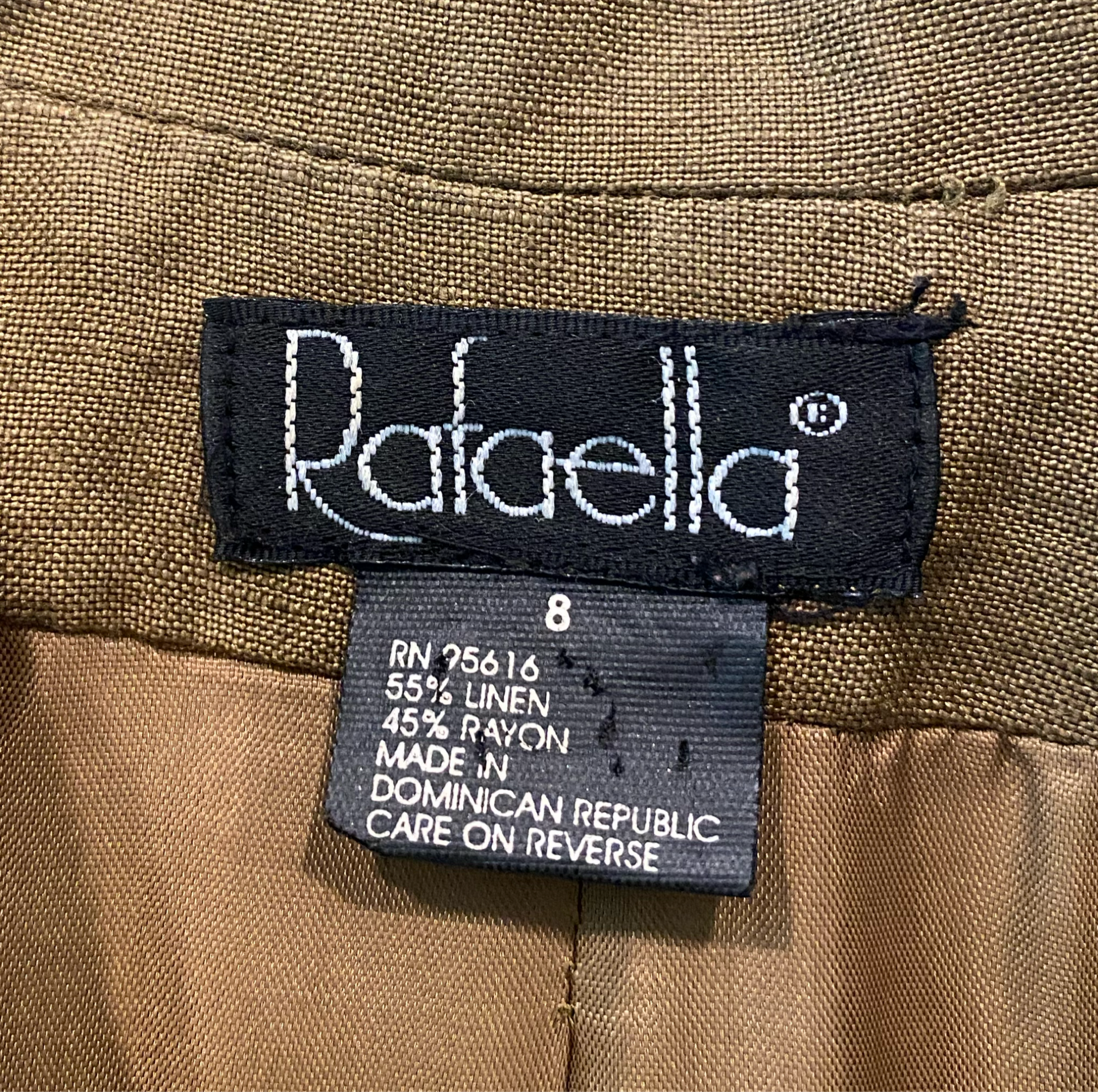 Rafaella Zip Front BlazerMoss green fully lined zip front blazer with epaulettes and soft shoulder pads.
Great blazer for the fall with leggings an lace up boots!
