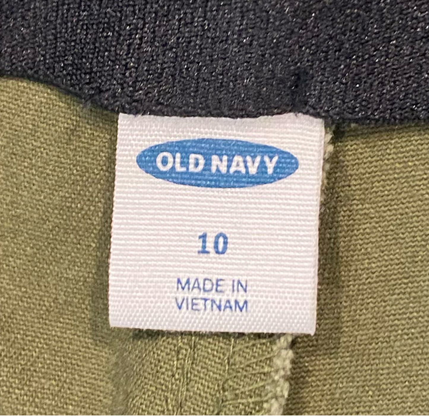 Old Navy Olive Green Side Zip Pants Size 10  The Old Navy Olive Green Side Zip Pants in size 10 are a must-have addition to your wardrobe. With a convenient side zip
