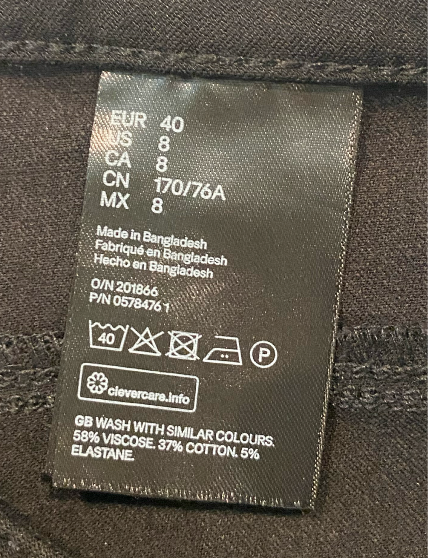 H&M Black Skinny 5 pocket jeans Size 8  Look effortlessly cool in these H&M Black Skinny Jeans (Size 8). The perfect mix of style and comfort, you'll love the wa