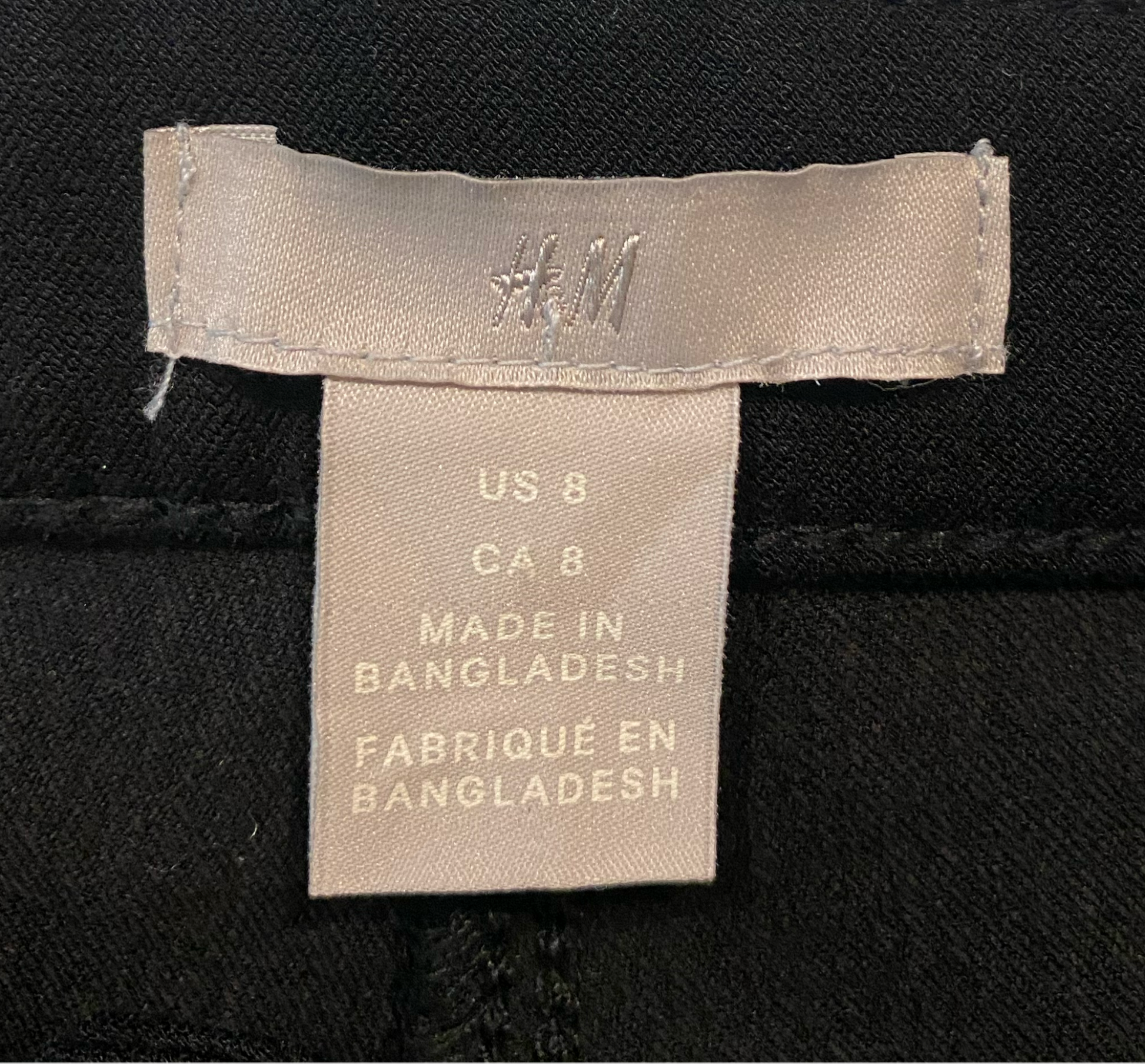 H&M Black Skinny 5 pocket jeans Size 8  Look effortlessly cool in these H&M Black Skinny Jeans (Size 8). The perfect mix of style and comfort, you'll love the wa