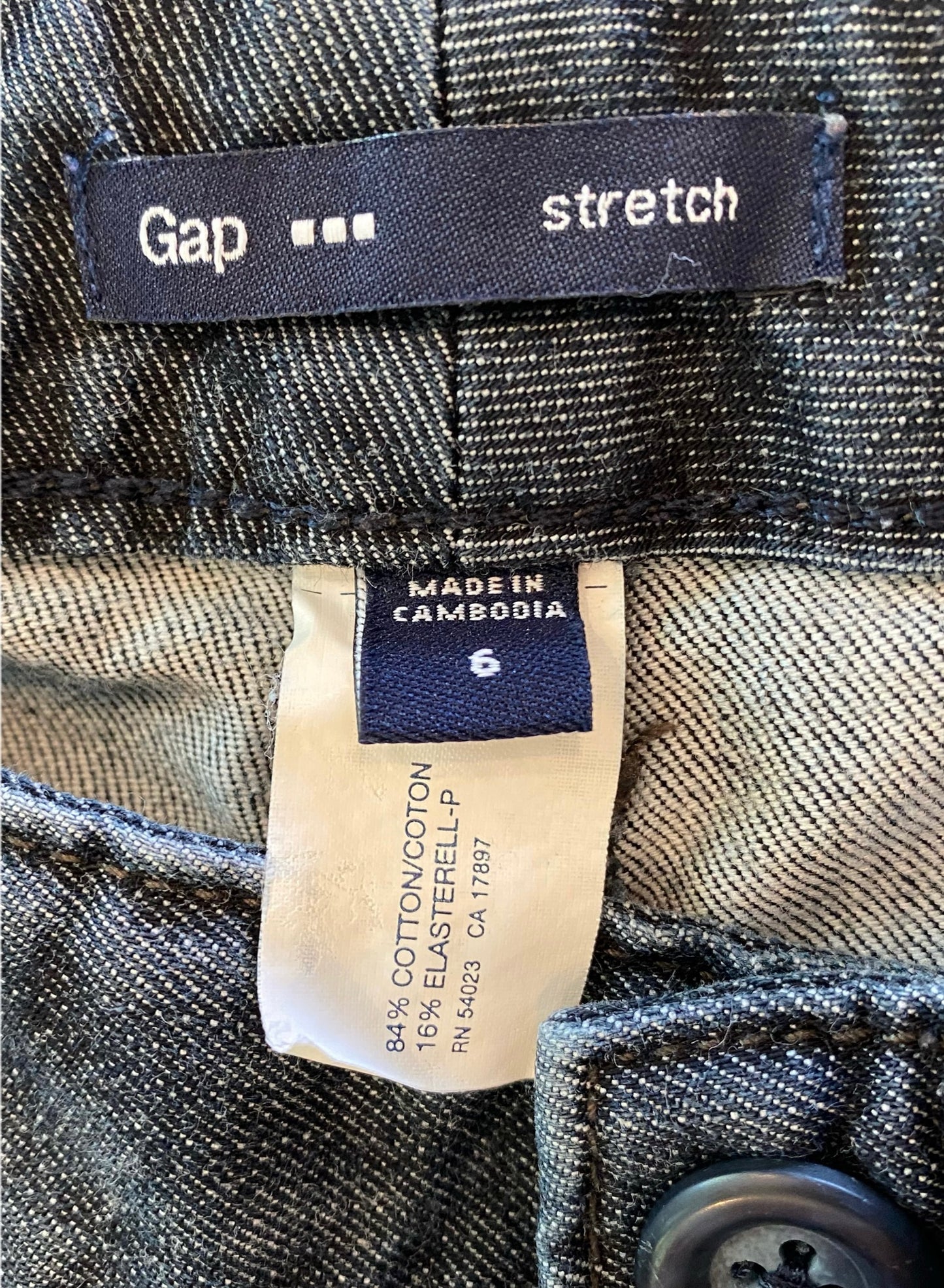 GAP Wide Leg Stretch Dark Denim JeansGAP wide leg jeans with front flap pockets. Dark blue stretch denim.GAP Wide Leg Stretch Dark Denim JeansJeans