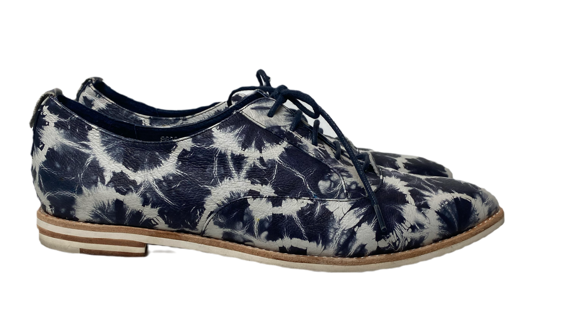 Black Sheep Empire LEE Blue & White Oxford LoafersBlack Sheep Empire blue & white loafers. 
Navy tie-dye leather upper
Navy leather lining
4mm insole padding 
Leather and white rubber soles
Blue waxed cotton la